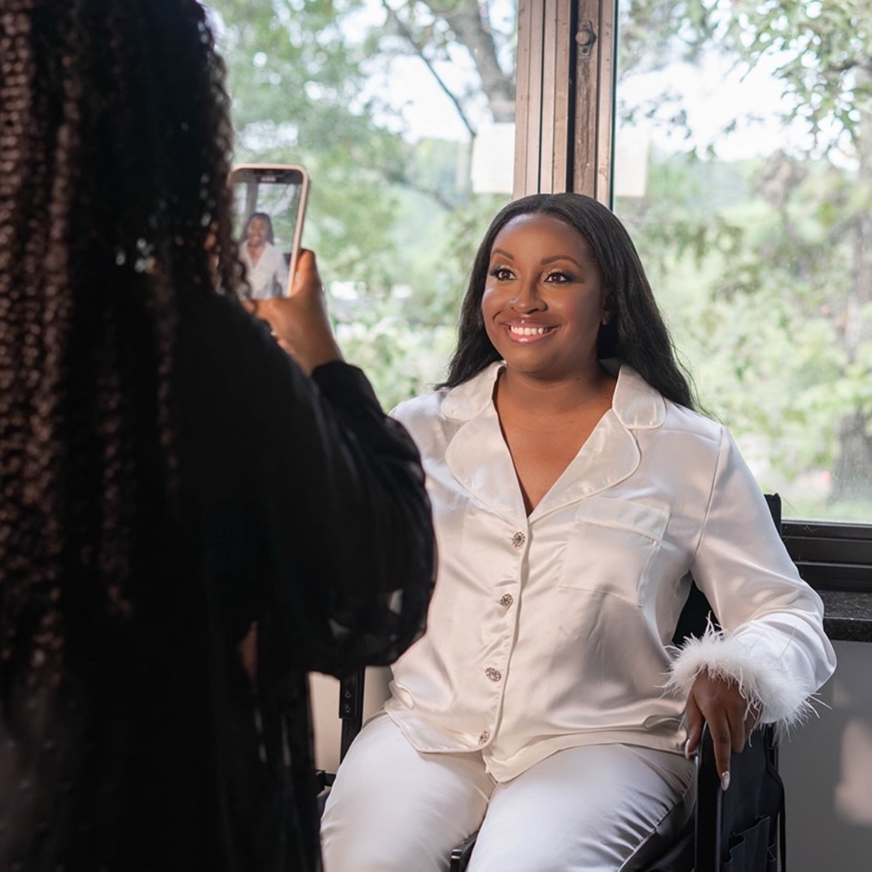 Here are 5 green flags when choosing a makeup artist:
▫️Listens to your vision
▫️Prioritizes skin prep &amp; hygiene
▫️Works with your features (not against them)
▫️Communicates clearly &amp; professionally
▫️Makes you feel comfortable and confident
