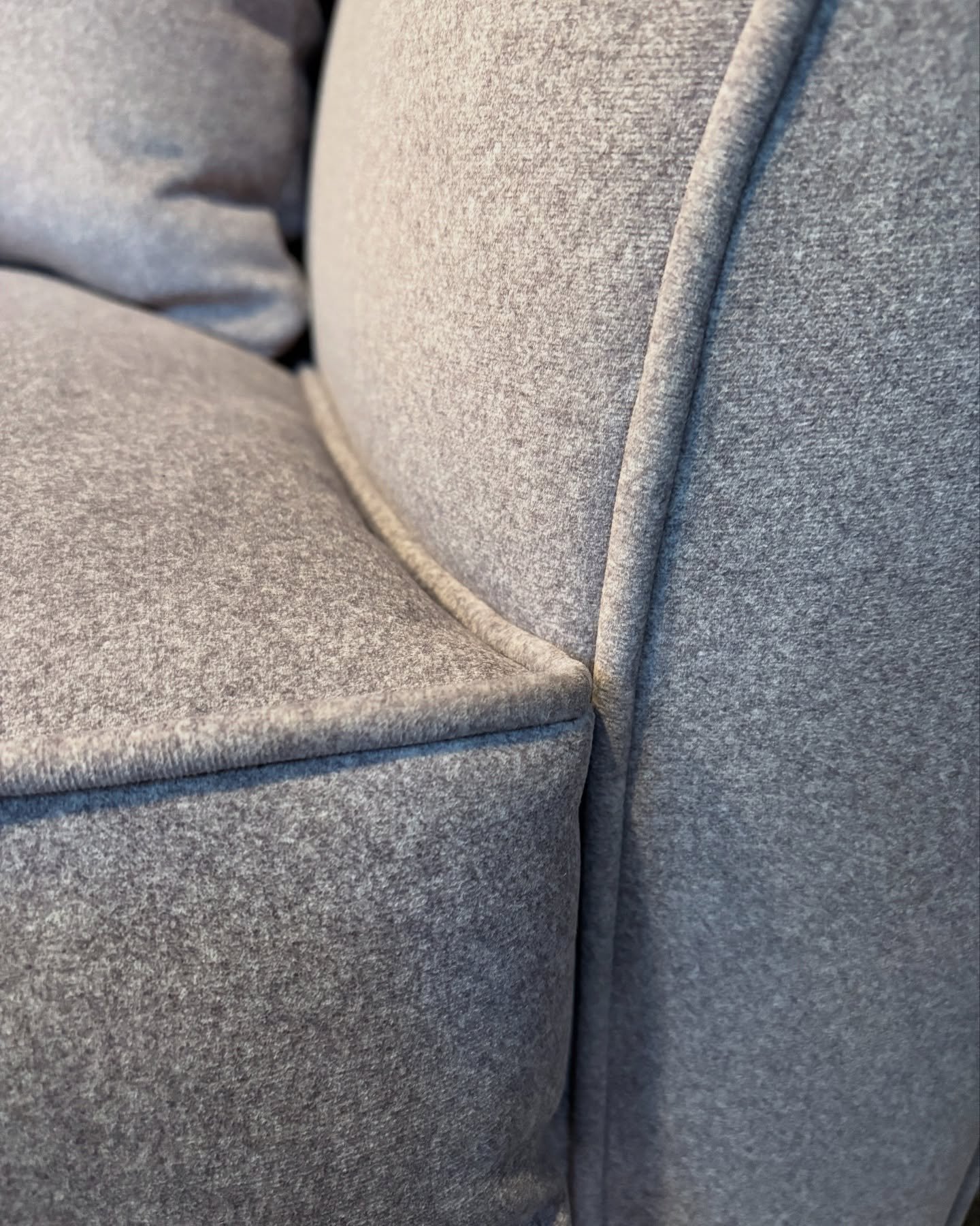 There&rsquo;s just something about simple, clean lines! And the fabric? Soft as a dog&rsquo;s ear. @greenhousefabrics F4263 Flax