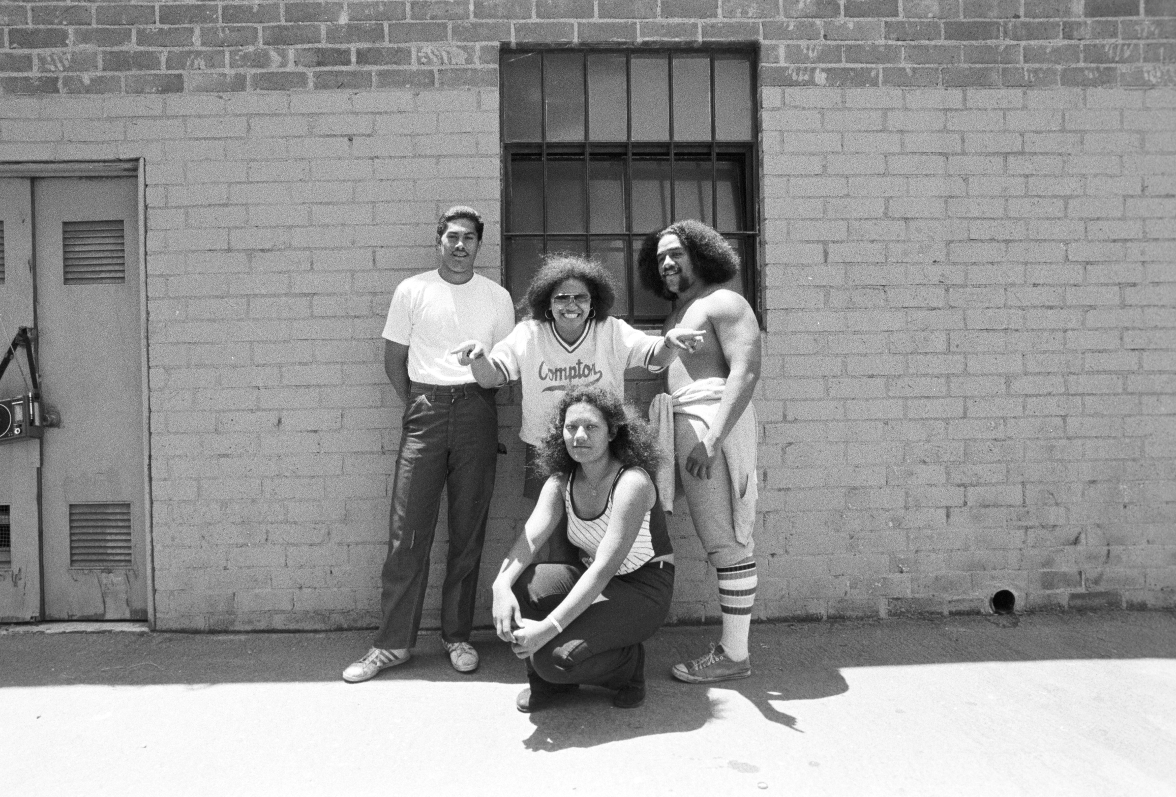 Omai Fa’atasi Staff and Volunteers
A quartet of Samoan American staff members and volunteers from the Samoan American youth development group Omai Fa’atasi take a break outside their headquarters.
Photographed by Alan Ohashi
Date: 1978
Location: Cars