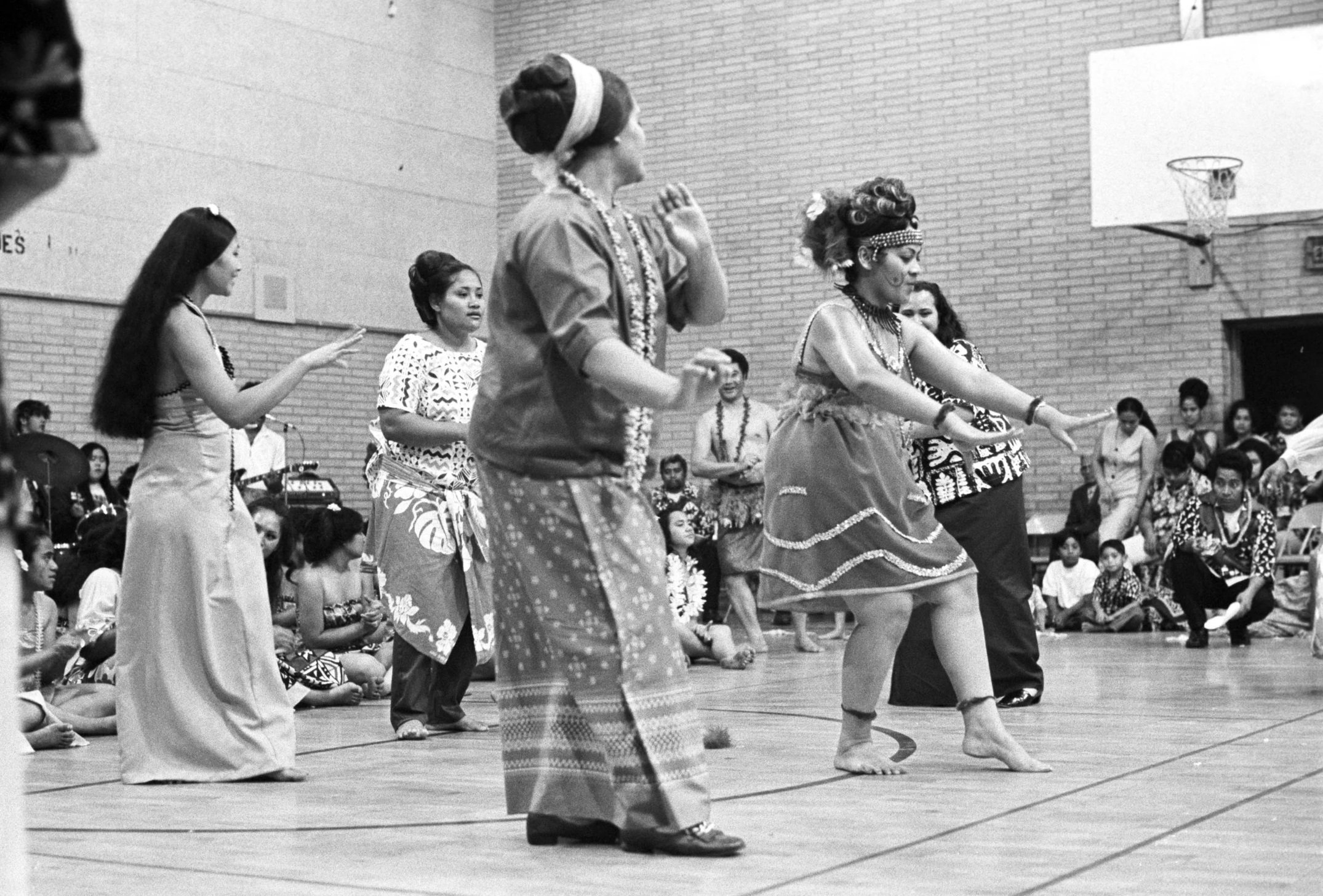 Samoan Day – Performances (1972),
Photographed by Alan Ohashi