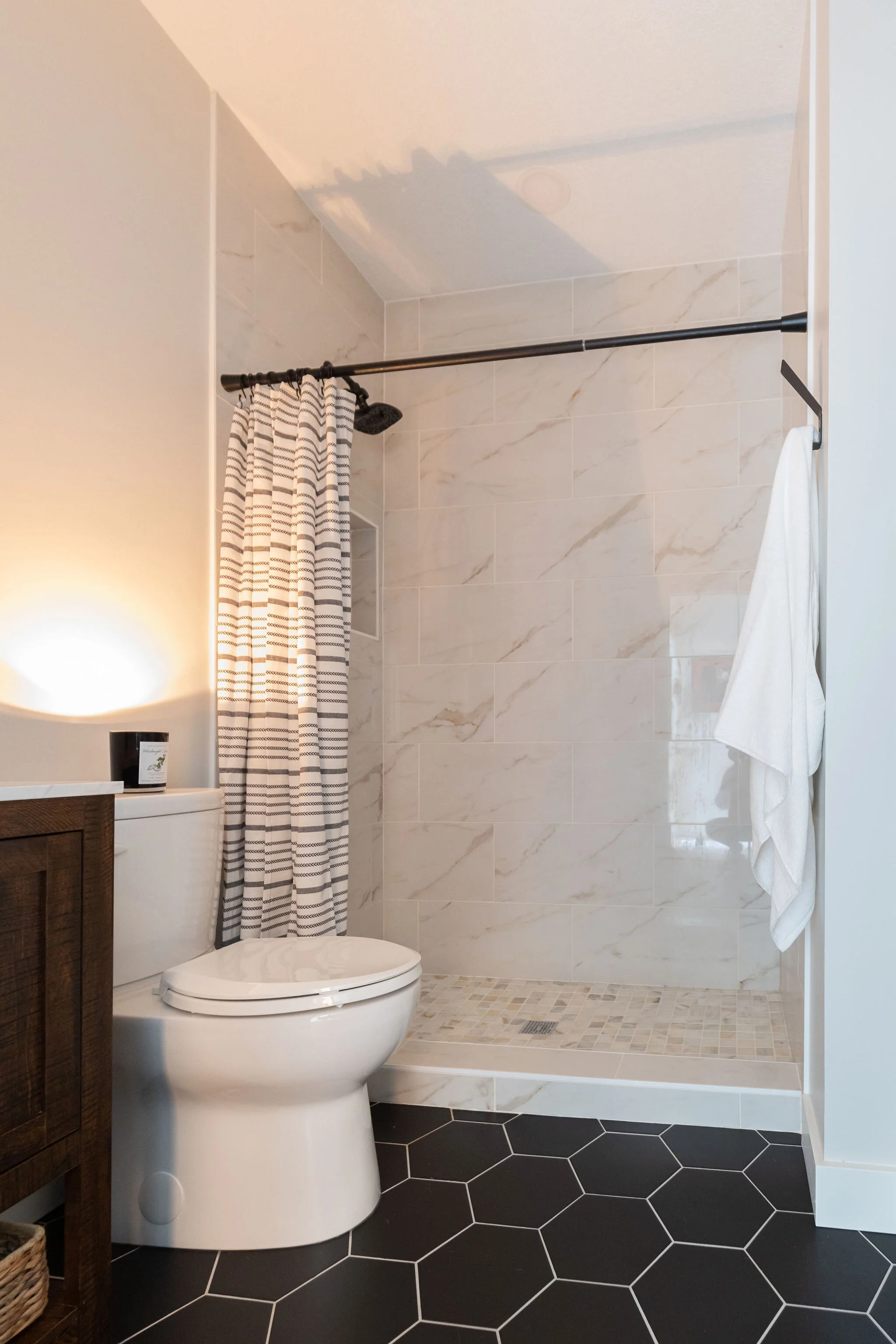 bathroom with neutral tile