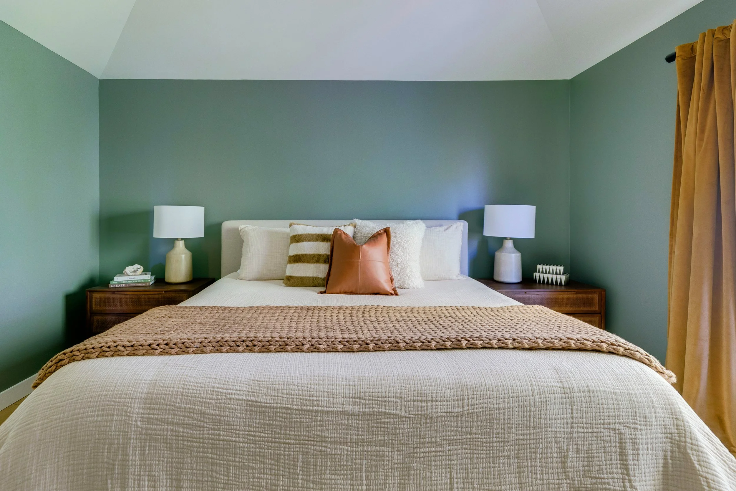 bedroom horizontal view.jpg