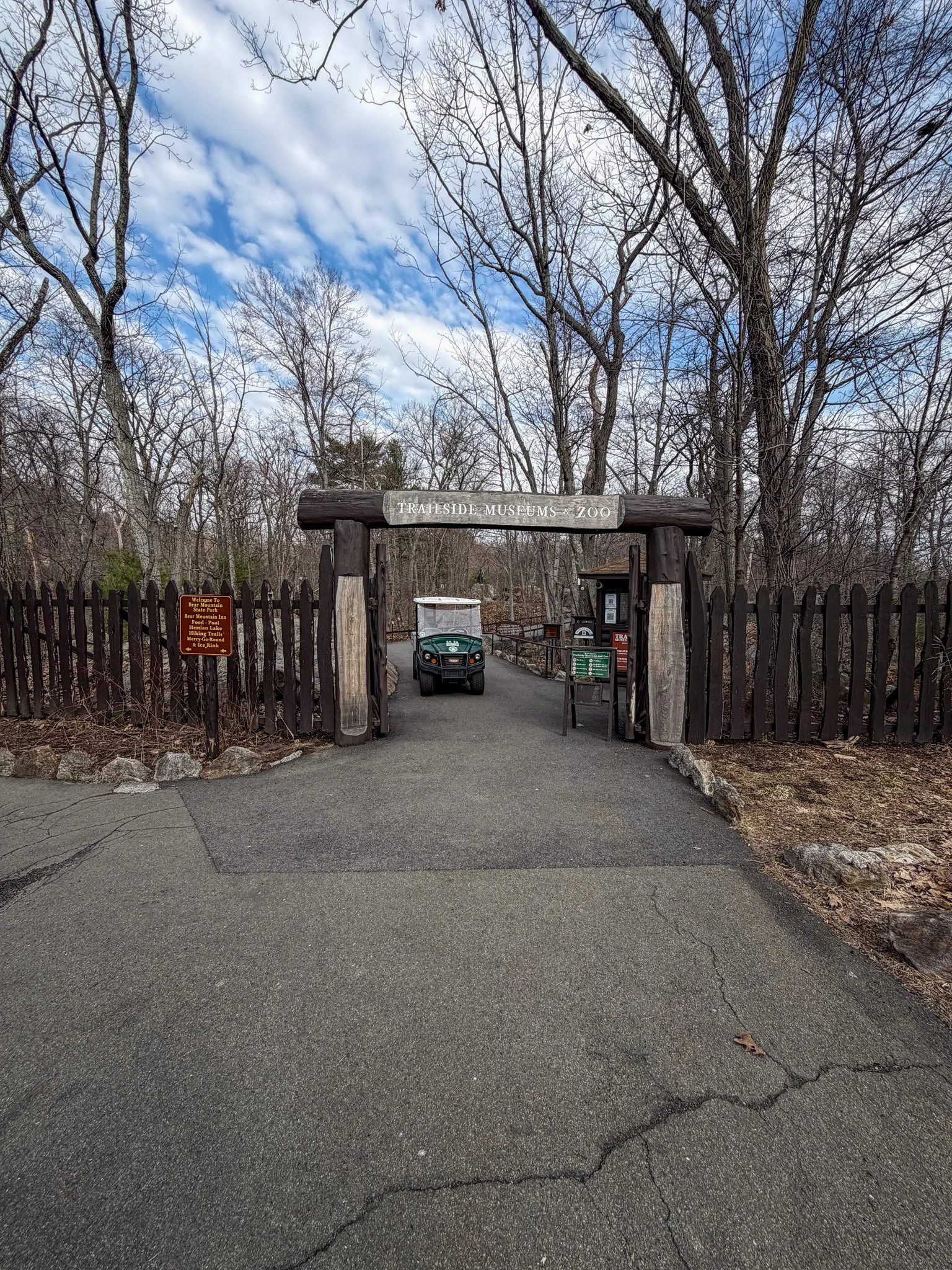 Entrance of Trailside Zoo.jpg
