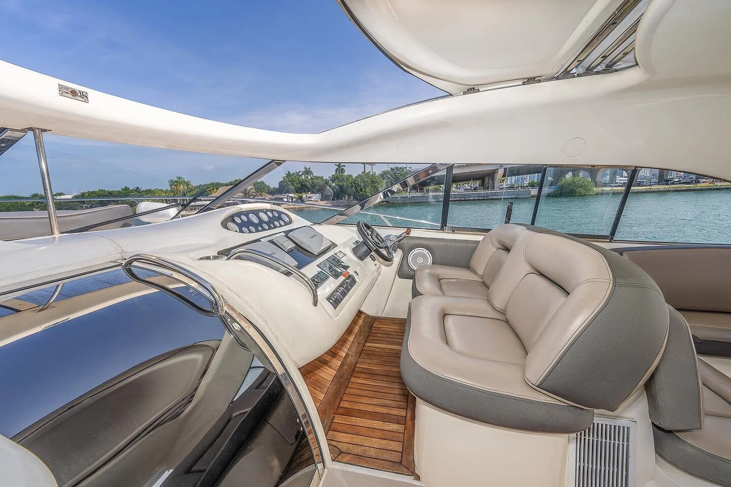 Welcome on board 🛥️
Here is a quick overview of the inside of our 60ft Sunseeker 🏆🥇
Book now 📲 305-746-9309
.
.
.
#boatrentalmiami #yacht #yachtmiami #miamiboatrental #boatrental #miamibeach #miami #luxurymiami #luxuryboat #miamiboatlife #miamibo