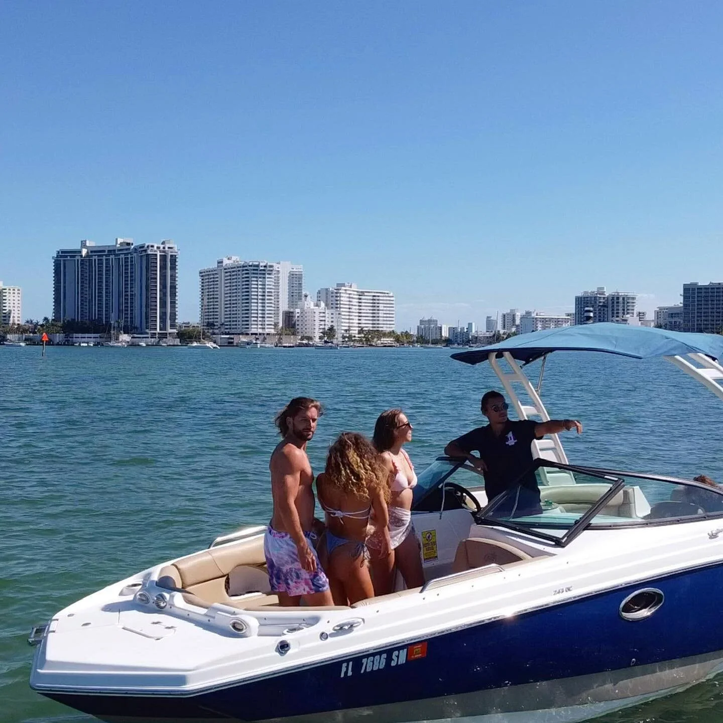 🍀Visiting Miami for the first time?
🍀Living in Miami but want to know more about the city?
Book a tour with our experienced captains who are going to tell you Miami&rsquo;s story and show you the most incredible celebrities&rsquo; mansions 🫶🏼
Eac
