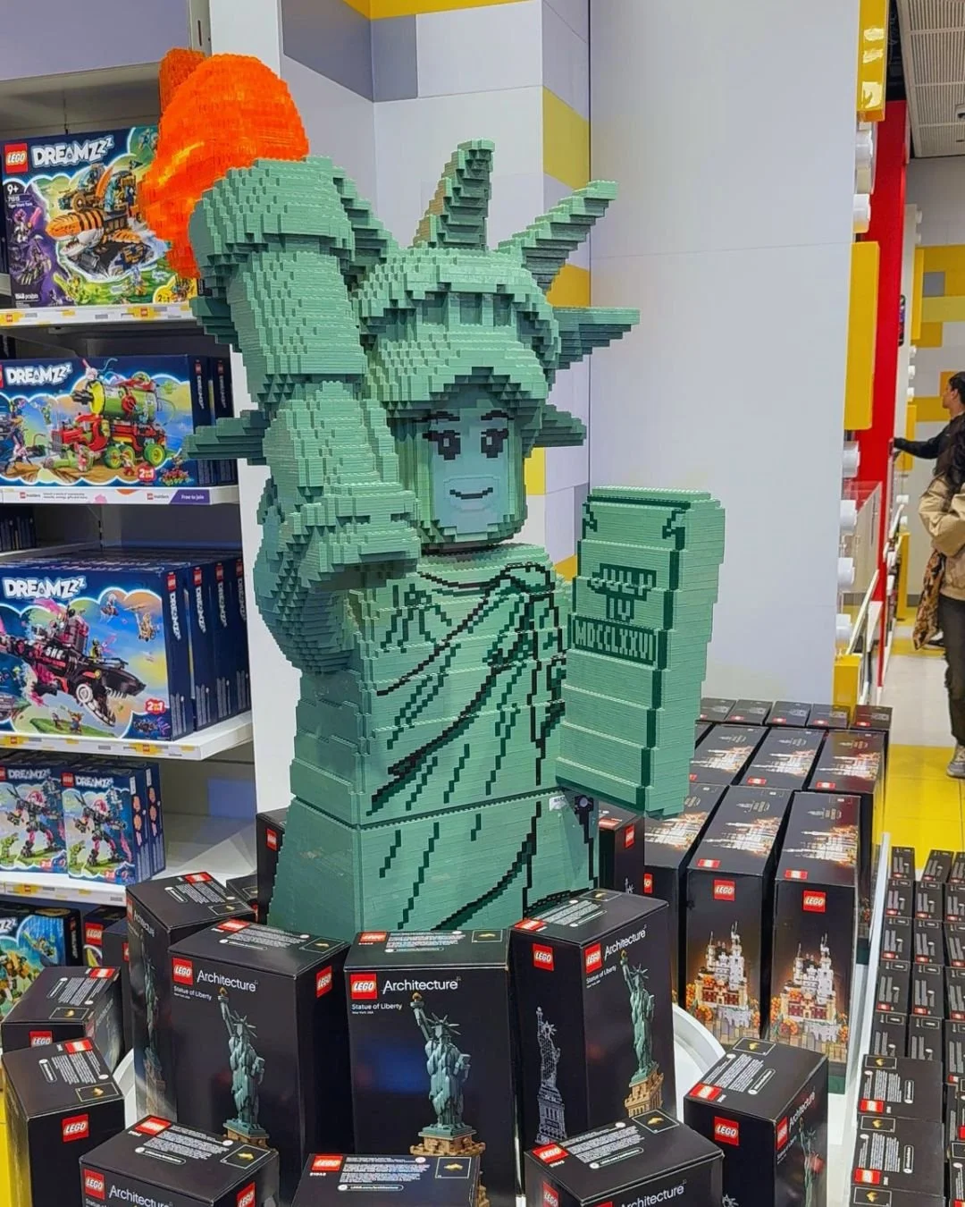 A few New York things - pizza and people-watching on a sidewalk 🍕, standing without falling on subways like a pro, and Piper (VP of Fun 🗽) running the itinerary with zero regard for naps 😂

Between big moments at Statue of Liberty and Broadway mag