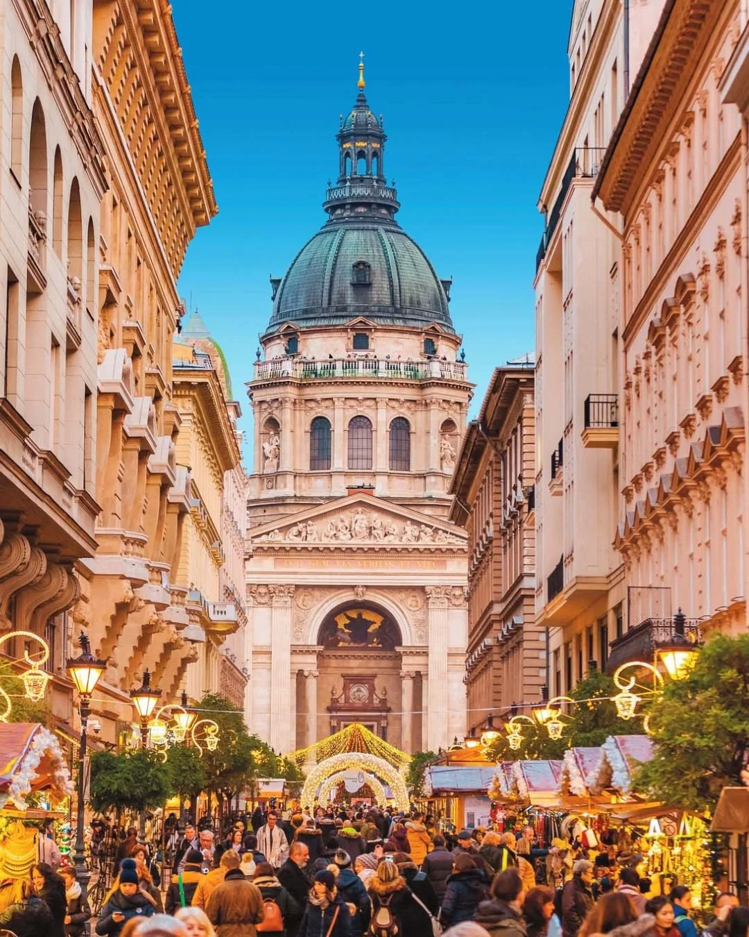 Dreaming of twinkling Christmas markets in Prague, elegant holiday charm in Vienna, and magical winter nights along the Danube in Budapest? Us too ✨🎄 

From warm mulled wine and festive market stalls to storybook streets glowing with holiday lights,