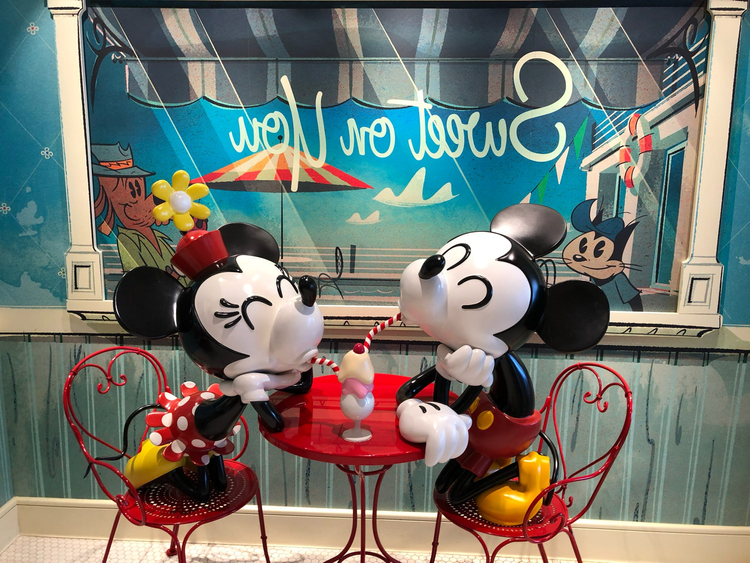 Mickey and Minnie Mouse statues at a Disney park