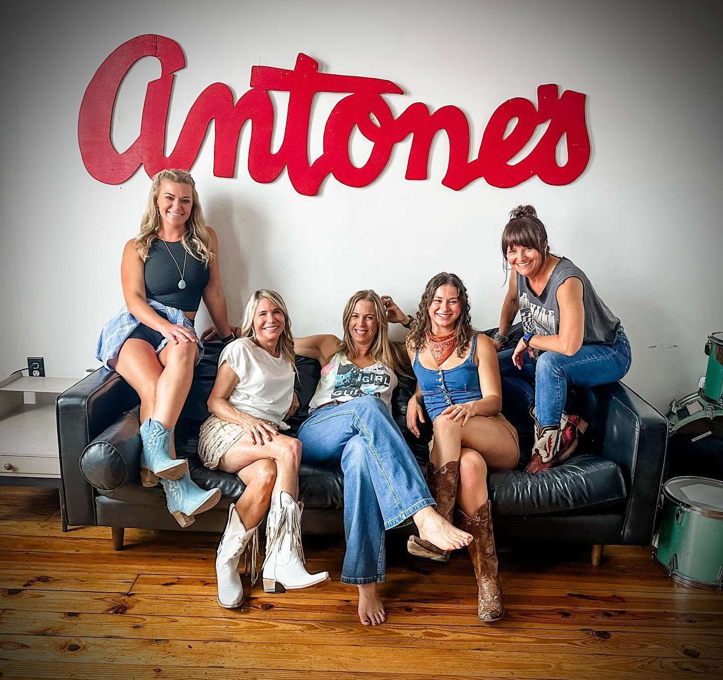 Great show today at Antone&rsquo;s! So much fun debuting our latest cover of Shane Smith &amp; The Saints - &ldquo;Dance The Night Away.&rdquo;
.
. 
.
#rhinestonerenegades #girlguitaraustin #girlguitar #countrycoverband #countrygirlband #girlswhorock