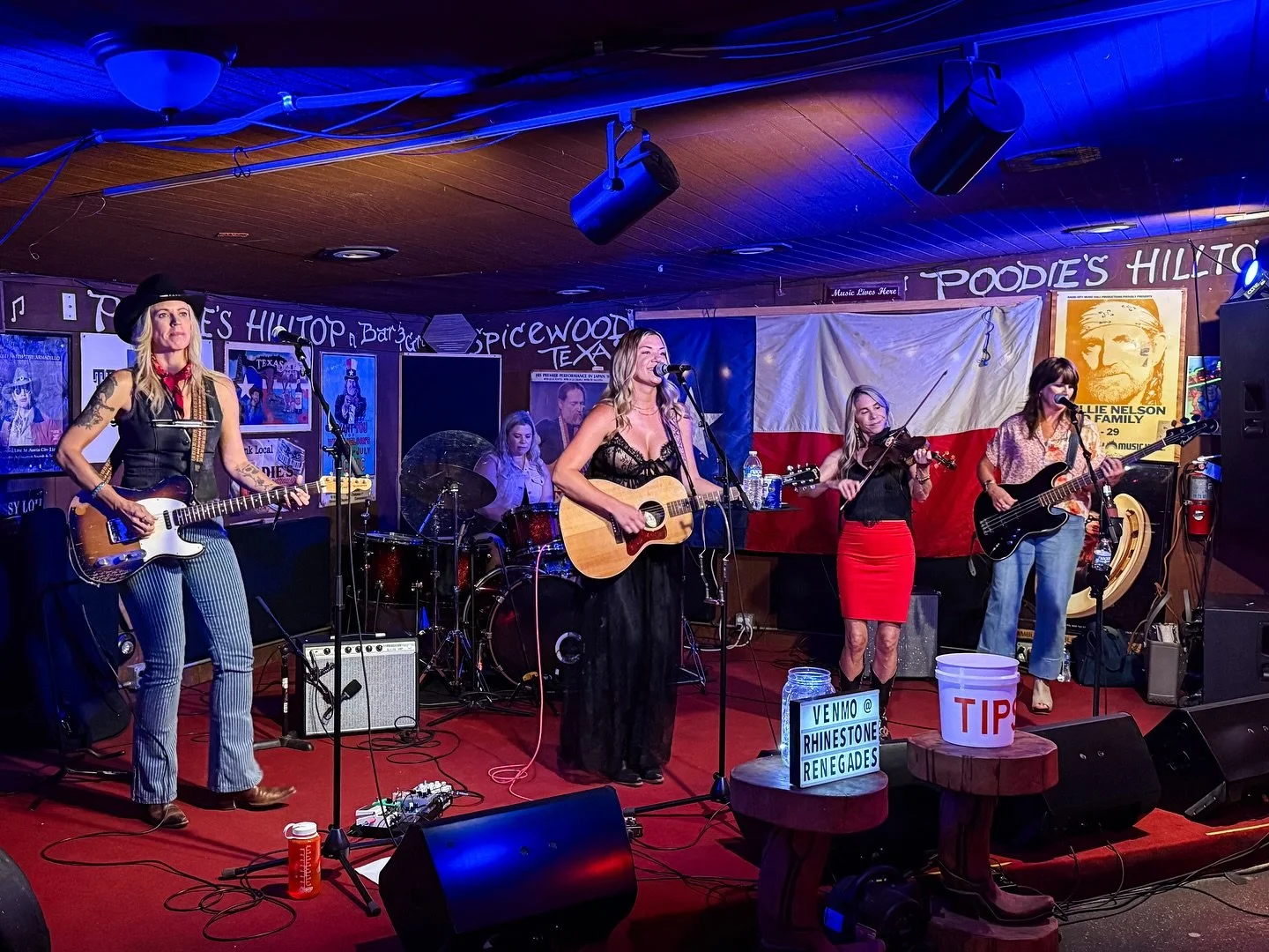 Awesome show at @poodiesroadhouse last night! What a fun crowd! Tons of energy! We love this venue! Til next time!
.
.
@rhinestone_renegades @mandyrowden @carol.evans.5811 @taranash @dedelally @dedelallymusic @girlguitaraustin