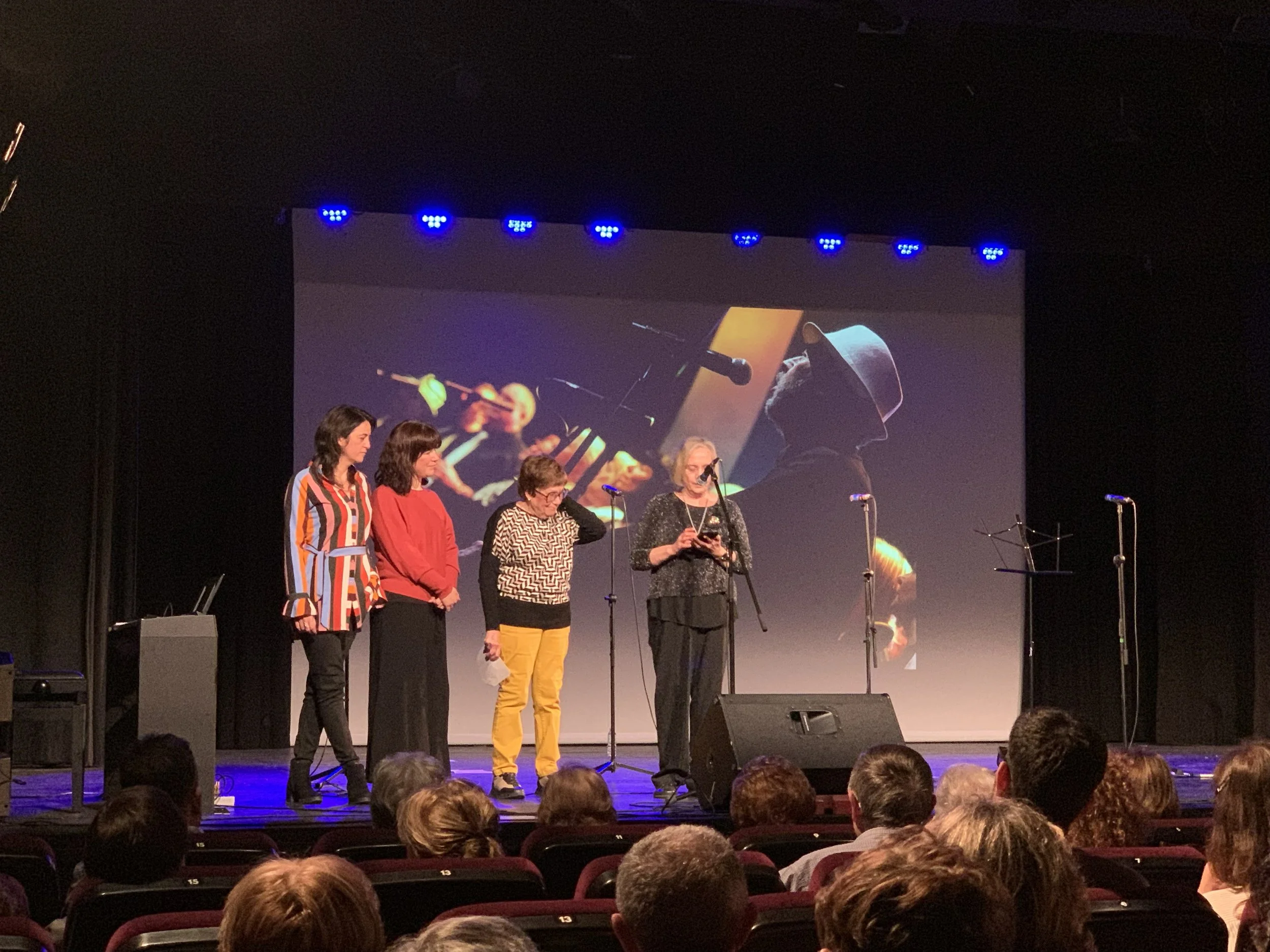 20160315 Julián Martín Fina e hijas en escenario.jpg