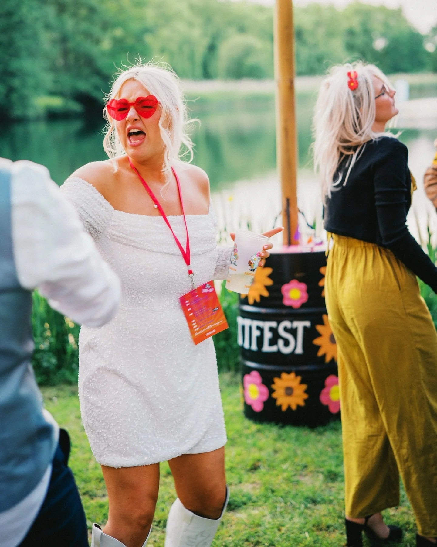 Cassie &amp; Jack had the BEST party vibes at their festival themed wedding back in May 🪩🎸🎤✨

Swipe to see some of the candid shots I got 📸

#wedding #weddingphotographer #weddingphotography #bride #groom #weddings #brides #bourtonhall #warwicksh