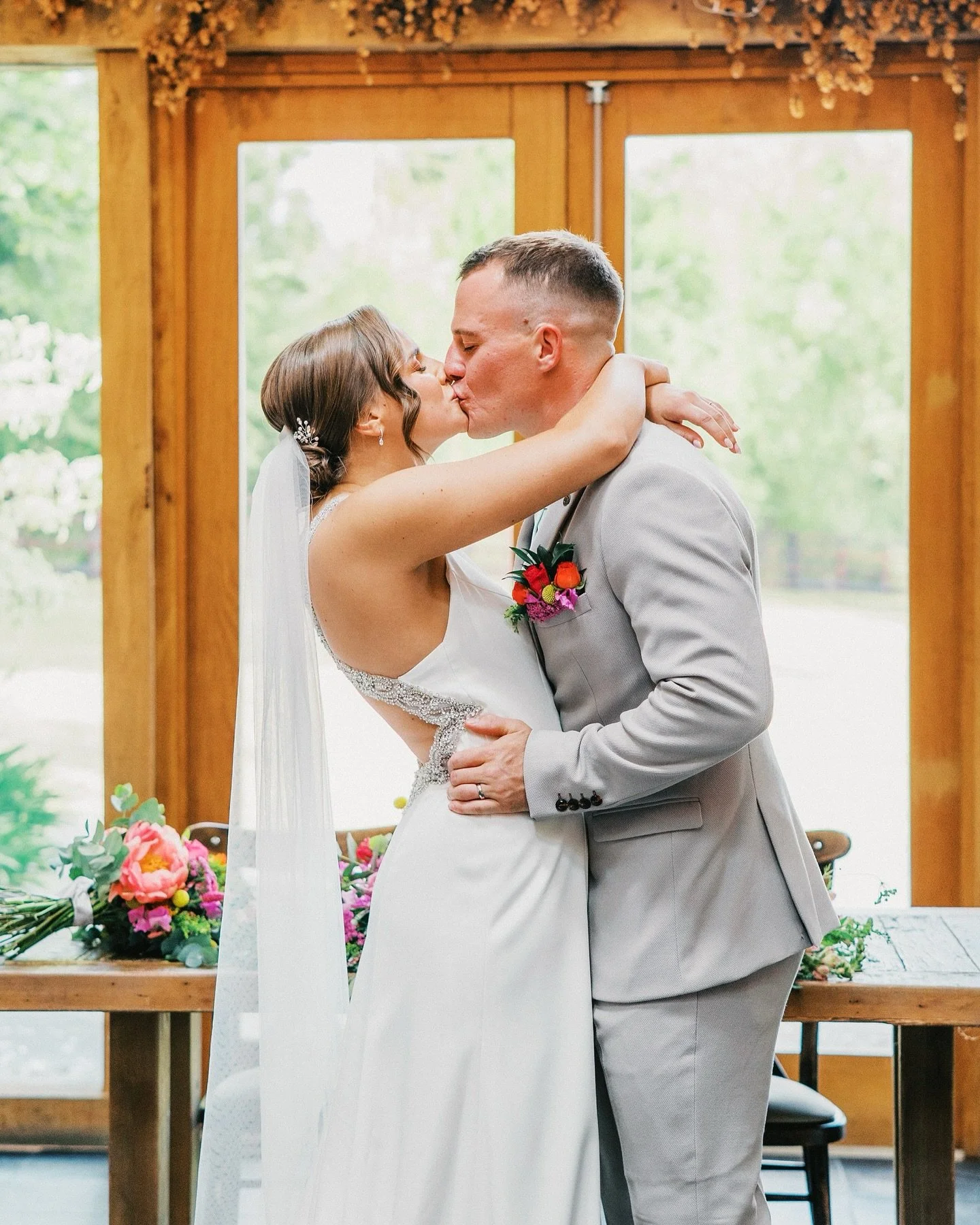 Elise &amp; Bens wedding ceremony moments 🥹💍📸

E&amp;B had two ceremonies on their wedding day. 
The first was officiated by one of their closest friends and was more personal. They read their own vows and exchanged rings in front of all of their 