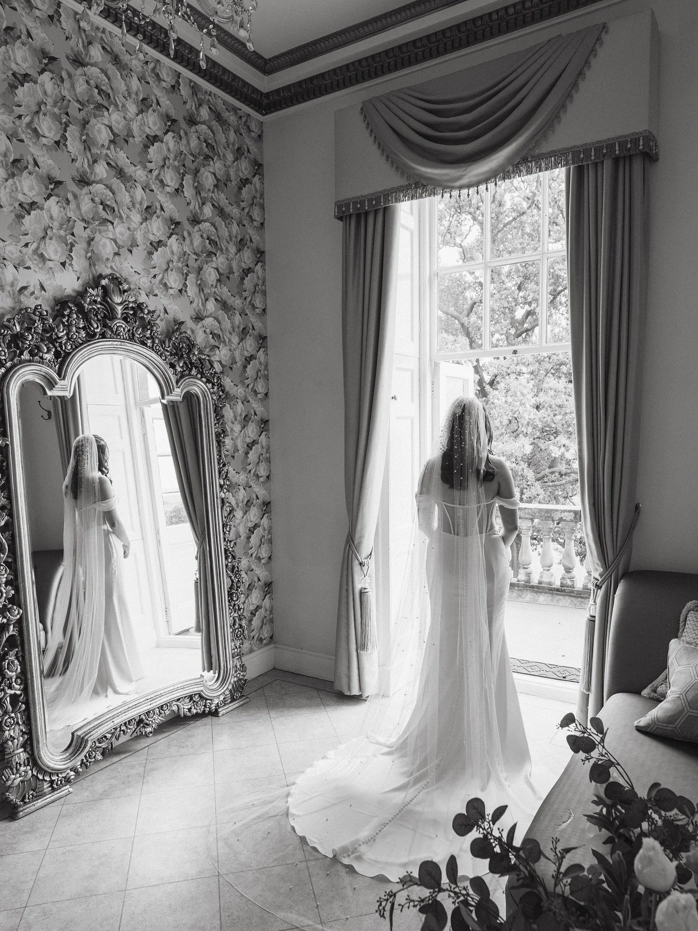 Wedding morning moments with Ellie &amp; Greg at @bourtonhall 💍🤍✨

#bourtonhall #weddingmorning #weddingprep #weddings #bourtonhallweddingvenue #weddingphotographers #weddingphotography #weddingphotographer #ukweddingphotographer #midlandsweddingph