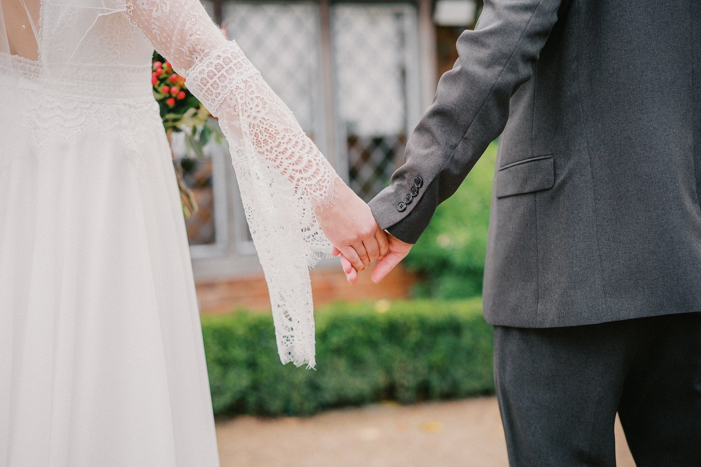 Aaron &amp; Jo were holding hands for the whole of their wedding day, from the ceremony, portraits, speeches and on the dance floor. 
Just the sweetest! 🥹🤝🏻✨

This is your reminder to stay by your partners side throughout your wedding. Experience 