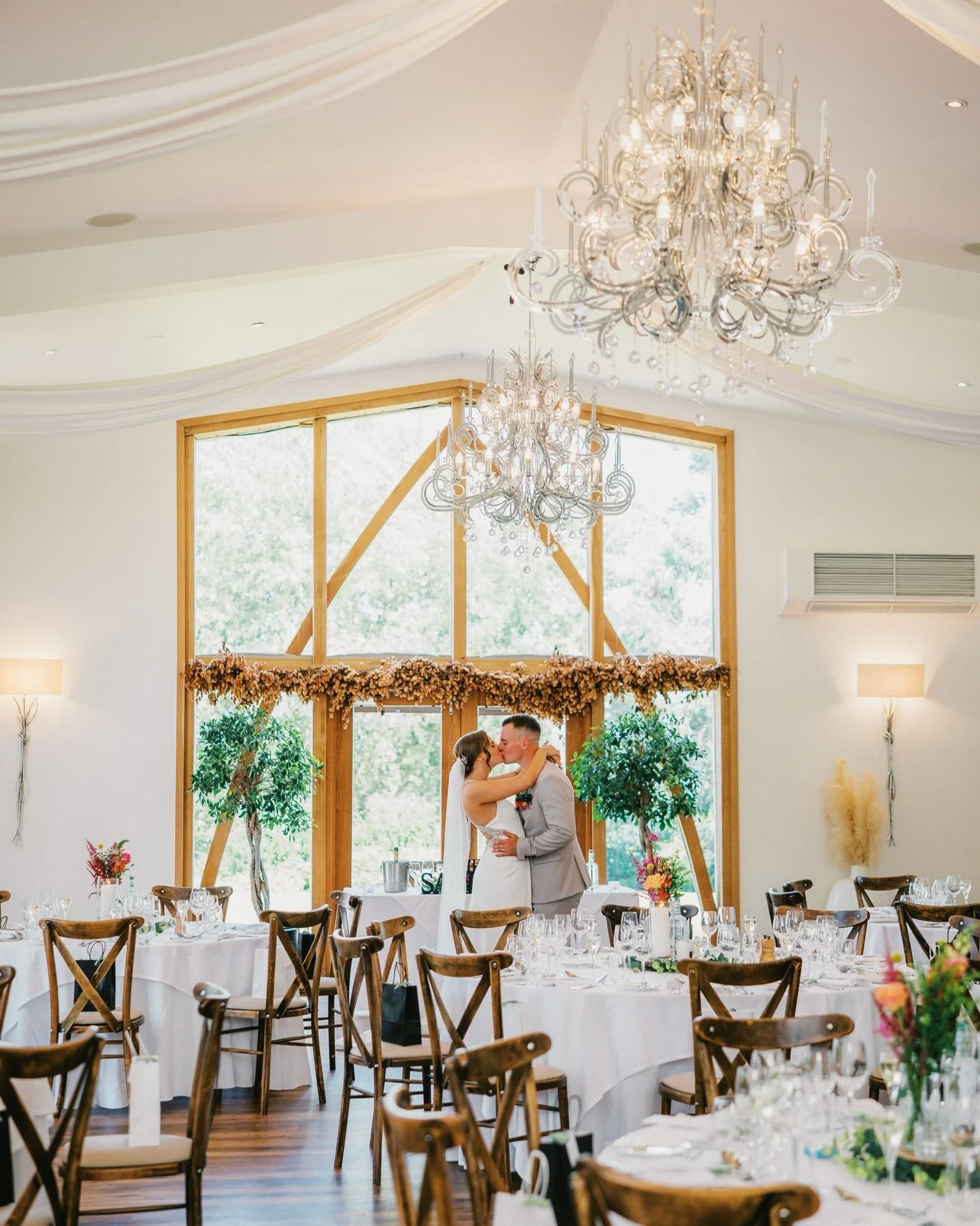 Beautiful Wedding Breakfast &amp; Speeches moments with Elise &amp; Ben back in June at the gorgeous @mythebarnweddings 💐🌷✨

I&rsquo;m missing these bright and colourful summery colour pallets 🤩 But I also can&rsquo;t wait to capture the cosiness 