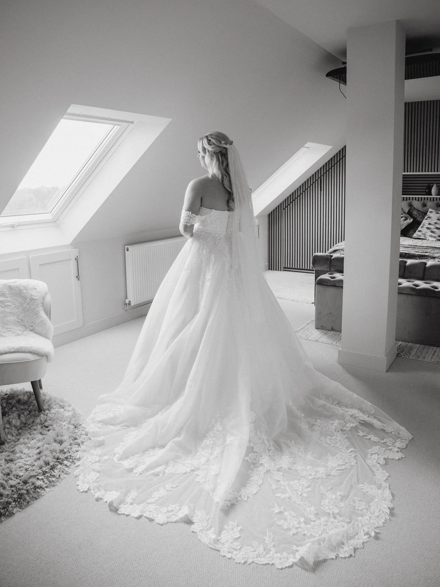 Beautiful wedding morning moments with the lovely Lauren 🧡✨👰🏼&zwj;♀️

13/11/25 at @thedodfordinn 

#thedodfordinn #worcestershireweddings #worcestershireweddingphotographer #warwickshireweddingphotographer #midlandsweddingphotographer #autumnweddi