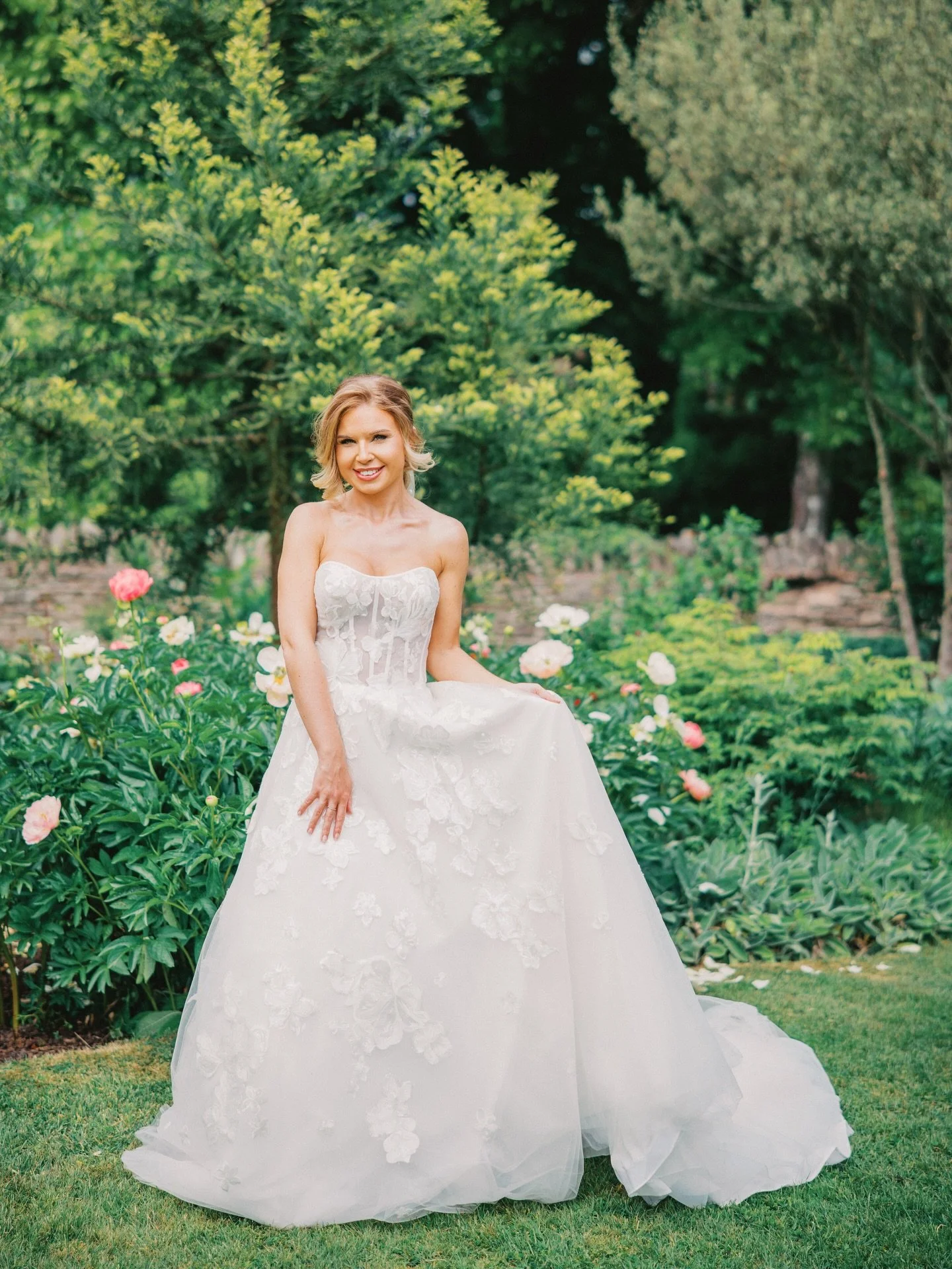 Stunning Sare in the beautiful gardens at Birtsmorton Court @birtscourt 👰🏼&zwj;♀️

This venue is one of my absolute favourites as a wedding photographer, it has so much to offer with multiple stunning locations for photos, especially in the Spring 