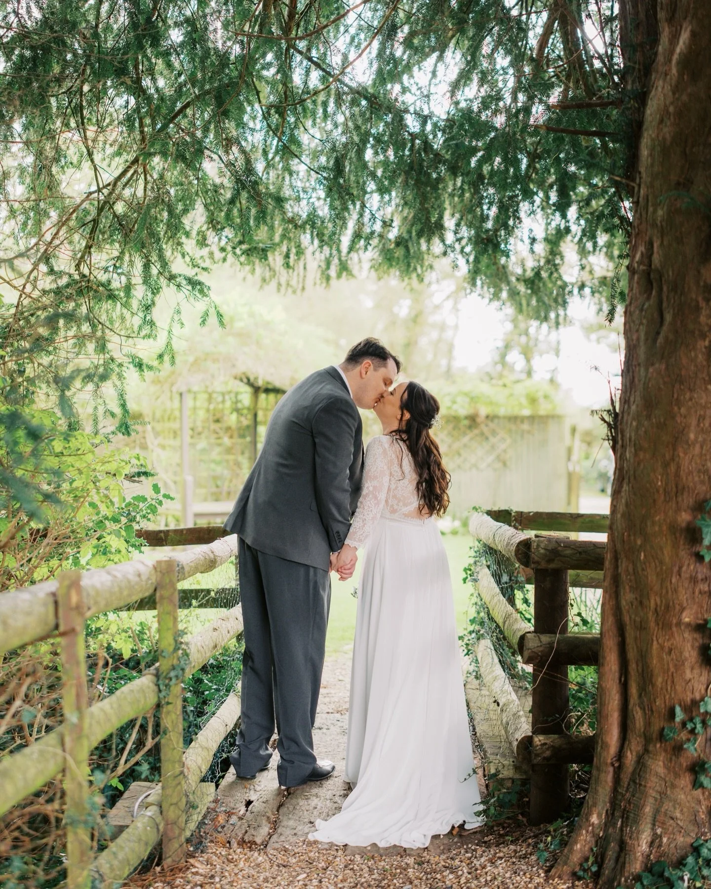 Sarah &amp; Ryan&rsquo;s Wedding 💍

First wedding of 2026 and what a lovely one to start the year with! ✨

Vintage decor, pastel spring florals, bubble confetti, a touch of Star Wars and sparklers! 

Thank you both for having me! 📸

#weddingphotogr