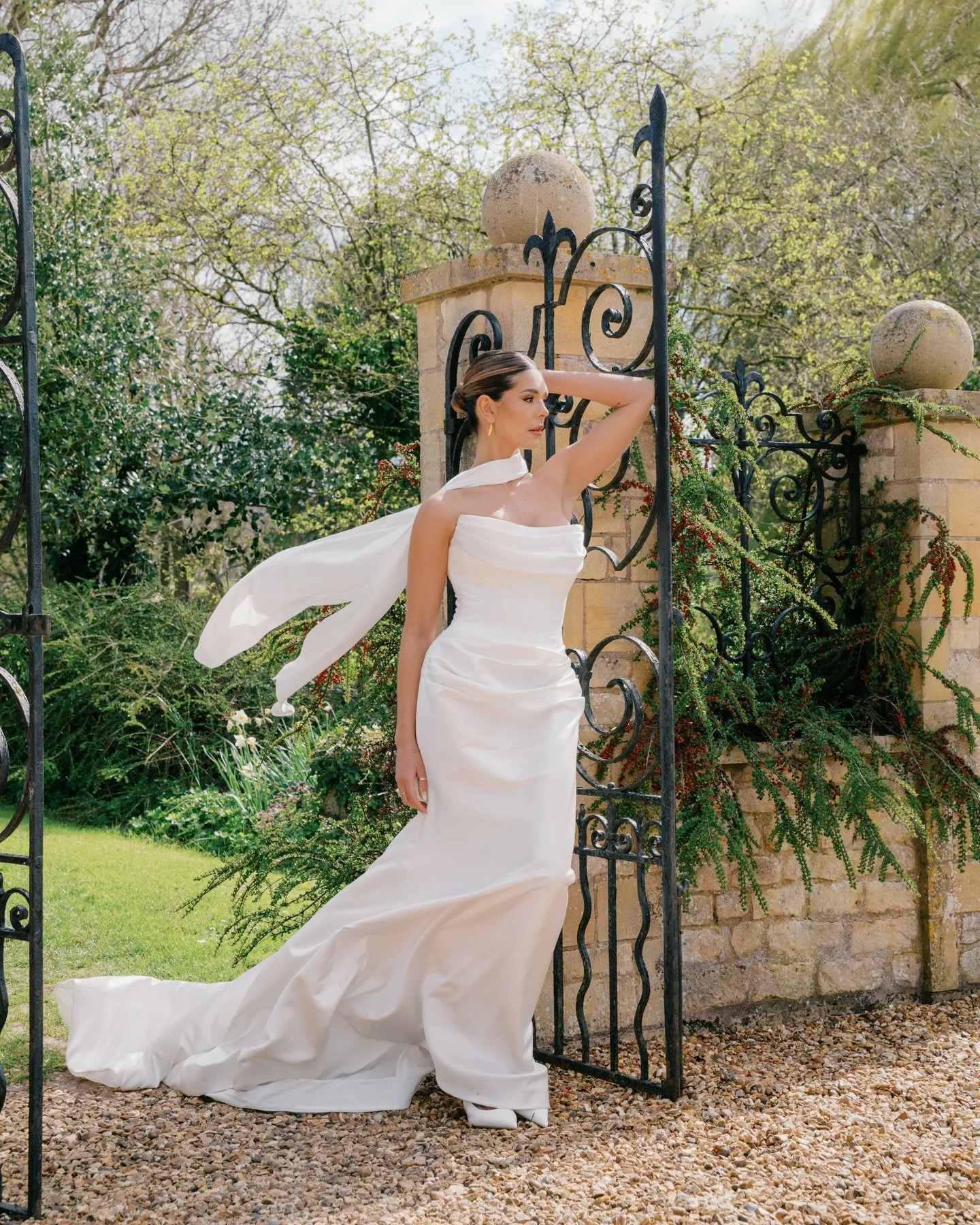 A few photos from our elegant, Cotswold, countryside Bridal Styled Shoot ✨ 

I&rsquo;m going to have to post everything from this shoot in parts as there&rsquo;s so many photos I love! 
But for now, here are some of the gorgeous portraits that we cap