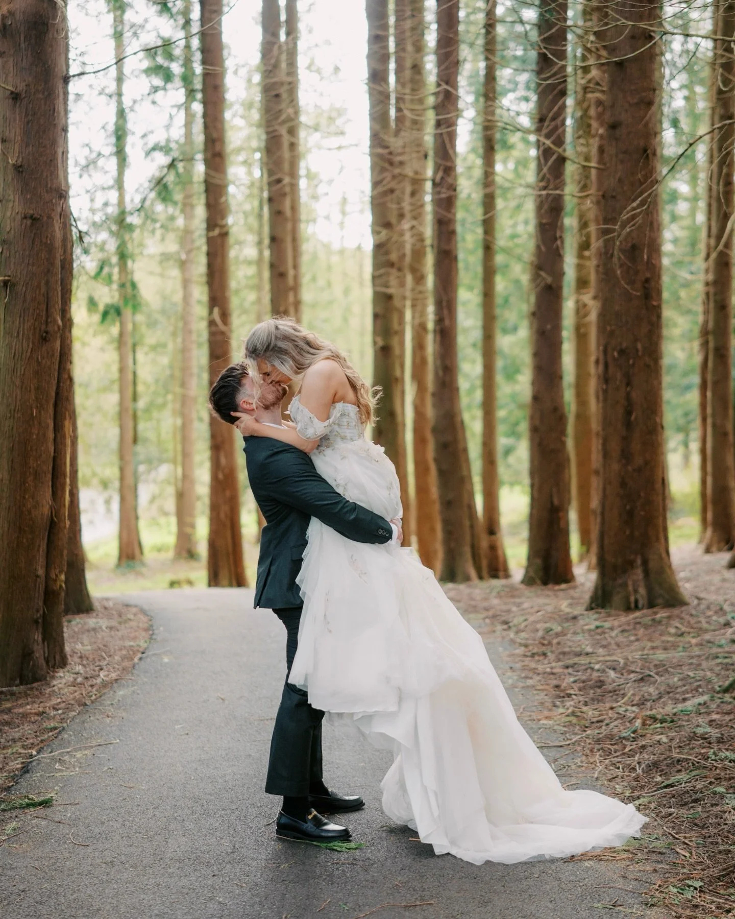 Charlotte &amp; Chris&rsquo; Wedding! 🌸💍💐🌲

On Saturday, we had the pleasure of capturing C&amp;C&rsquo;s beautiful wedding day at @foxtailbarnsvenue 
A new venue for us, and we were super impressed! There were so many gorrrrrgeous locations for 
