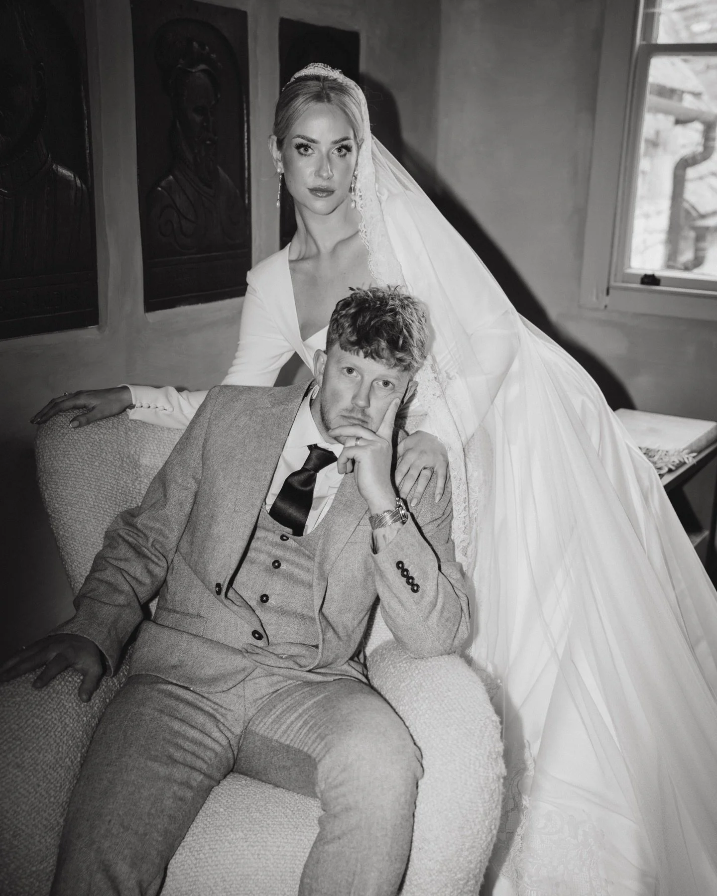 Luxury, Stylish &amp; Intimate Cotswolds Wedding Inspo ✨

I leaned into an editorial photography style to complement the intimate, stylish feel of this boutique venue.

Because the walls were painted with gorgeous warm tones and the rooms were lit wi