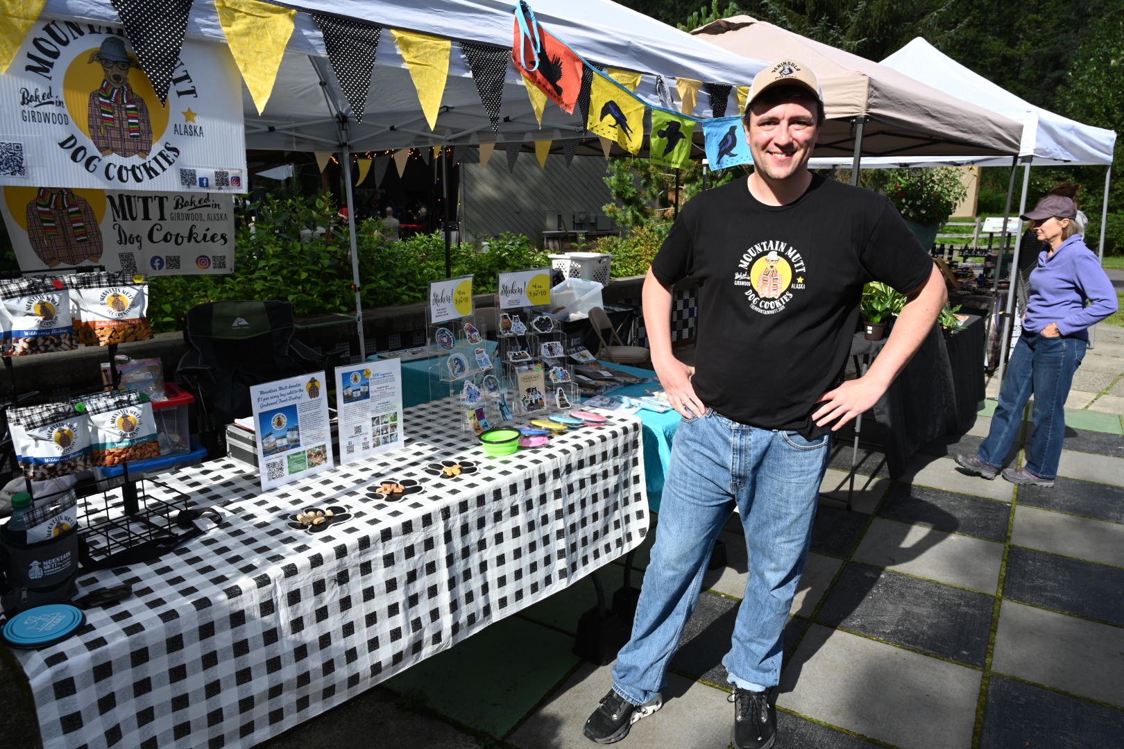Two ‘Leggeds’ Not Only Customers Addicted to Girdwood's Sunday Market