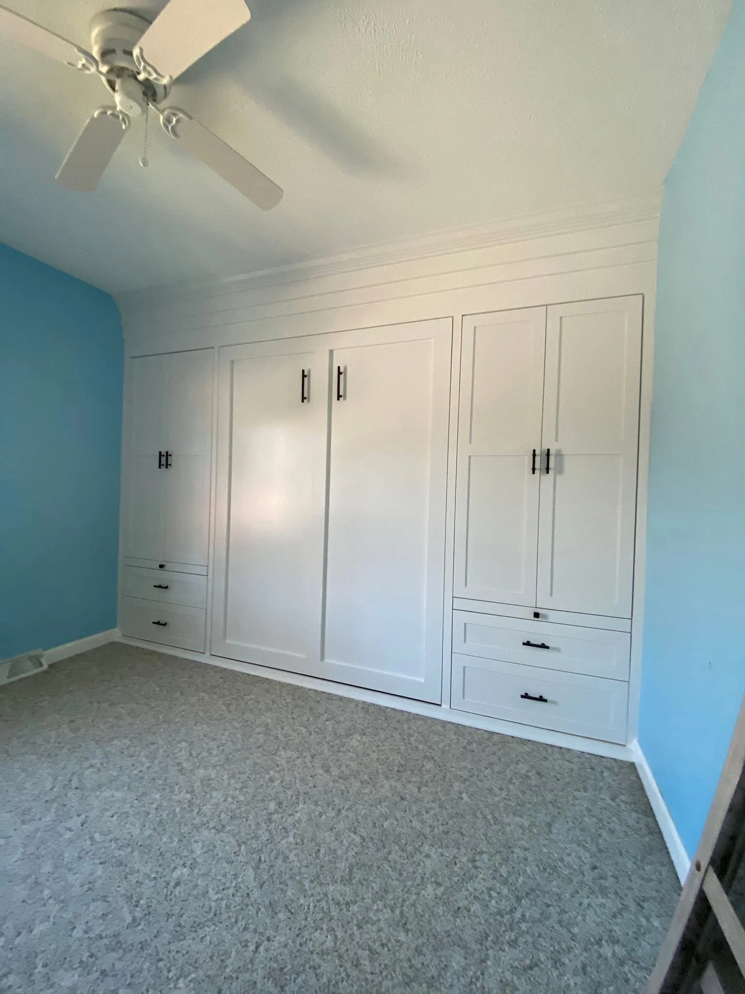 Built-in queen mattress murphy bed