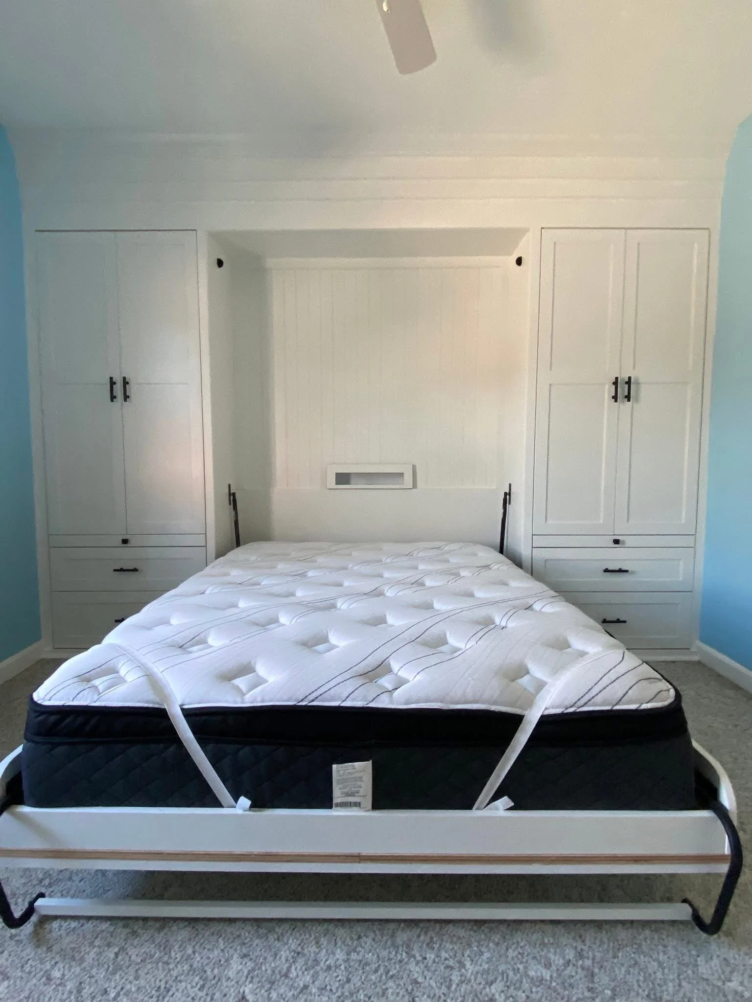 Built-in queen mattress murphy bed