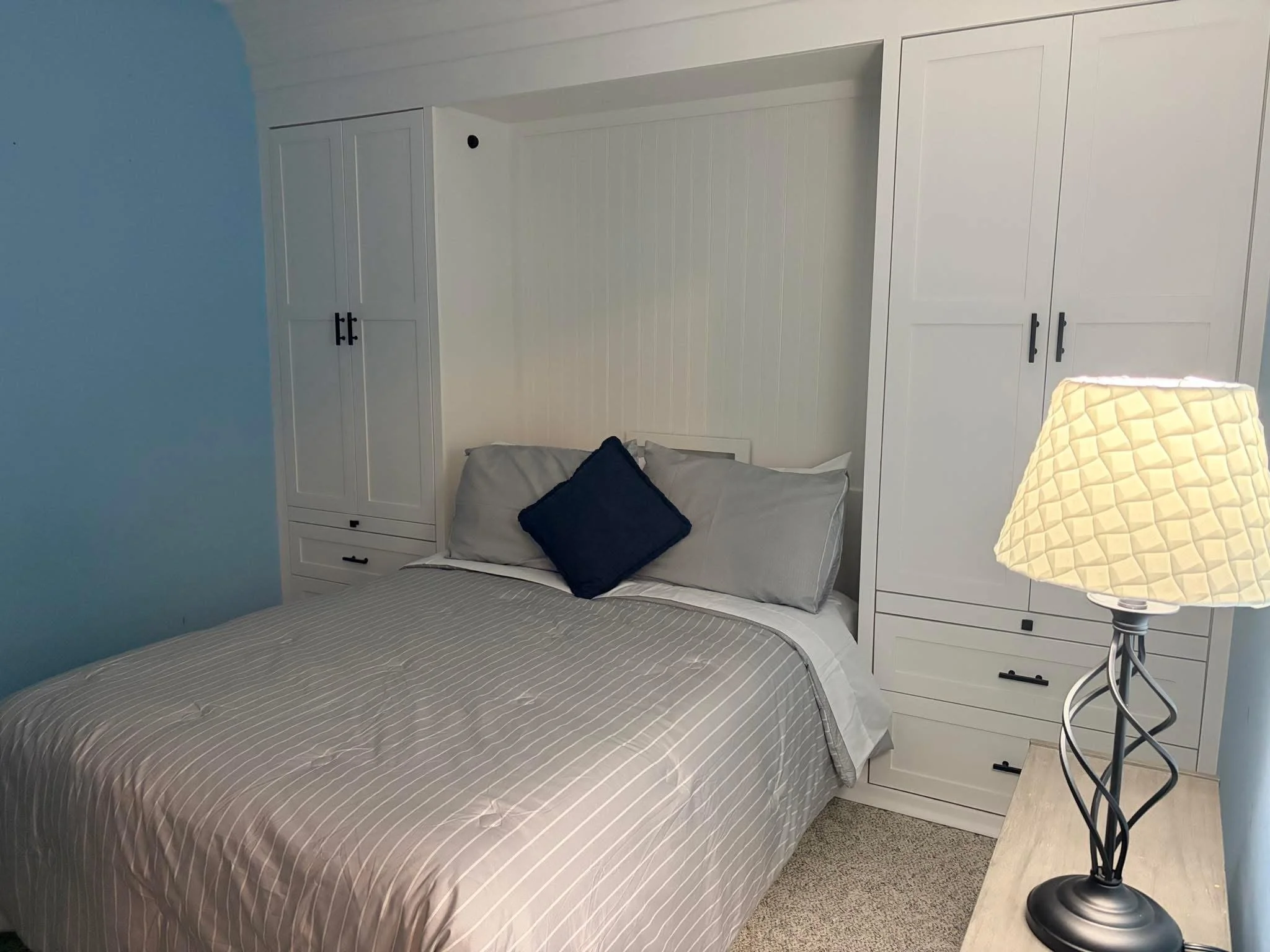 Built-in queen mattress murphy bed