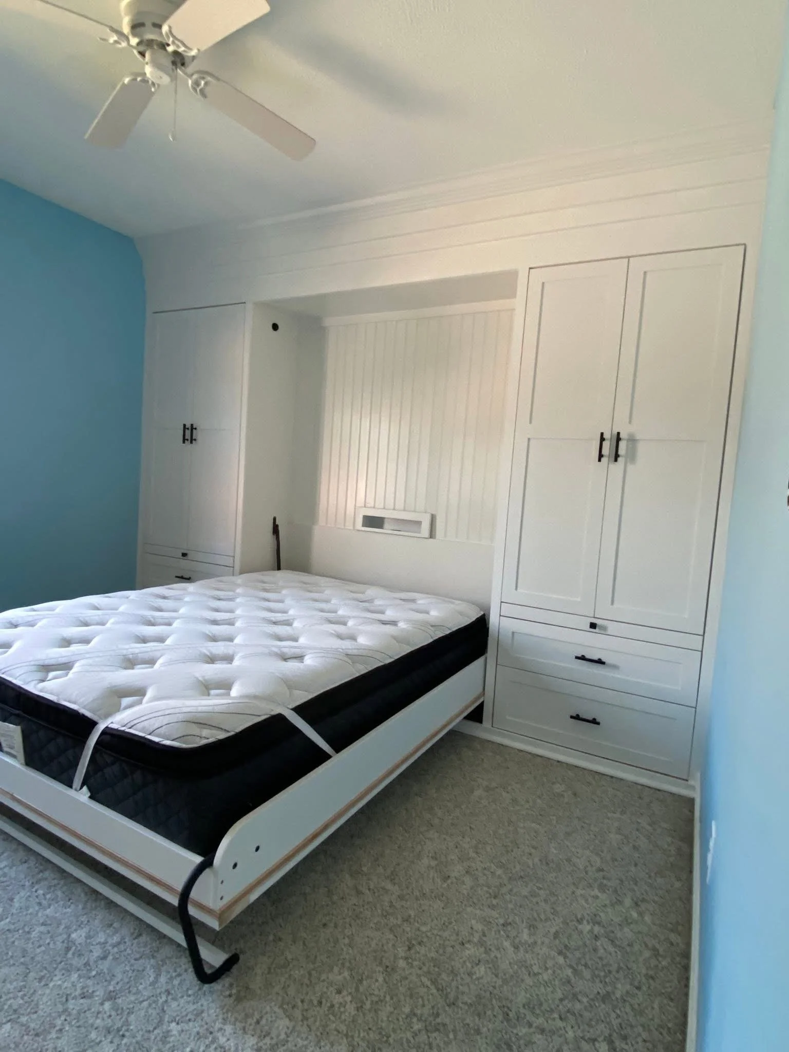 Built-in queen mattress murphy bed