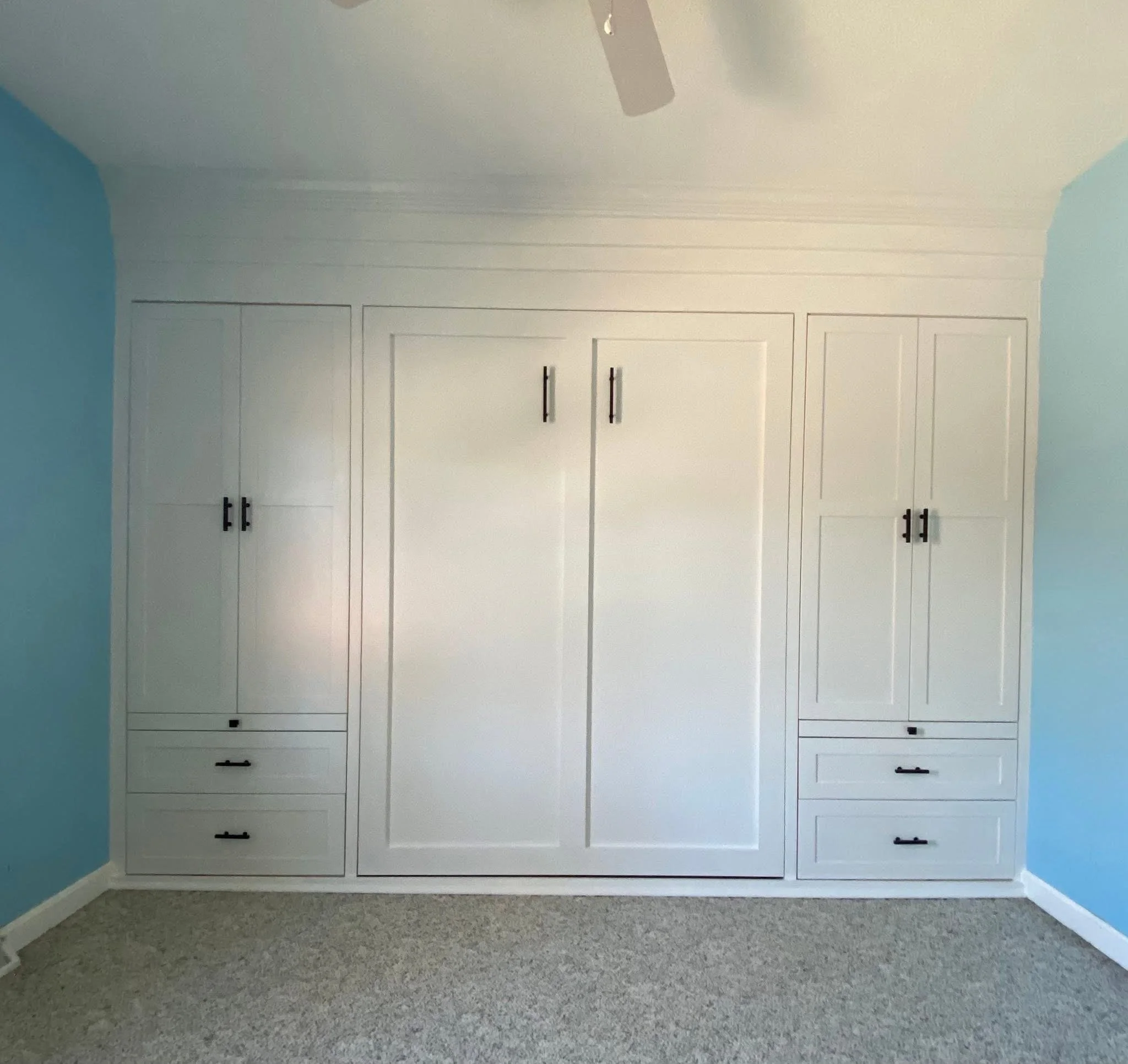 Built-in queen mattress murphy bed