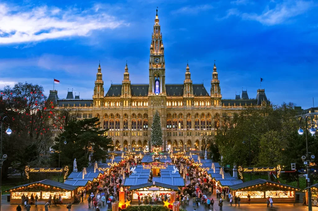 Christkindlmarkt%20am%20Rathausplatz%20-GettyImages-851700210.jpeg.webp