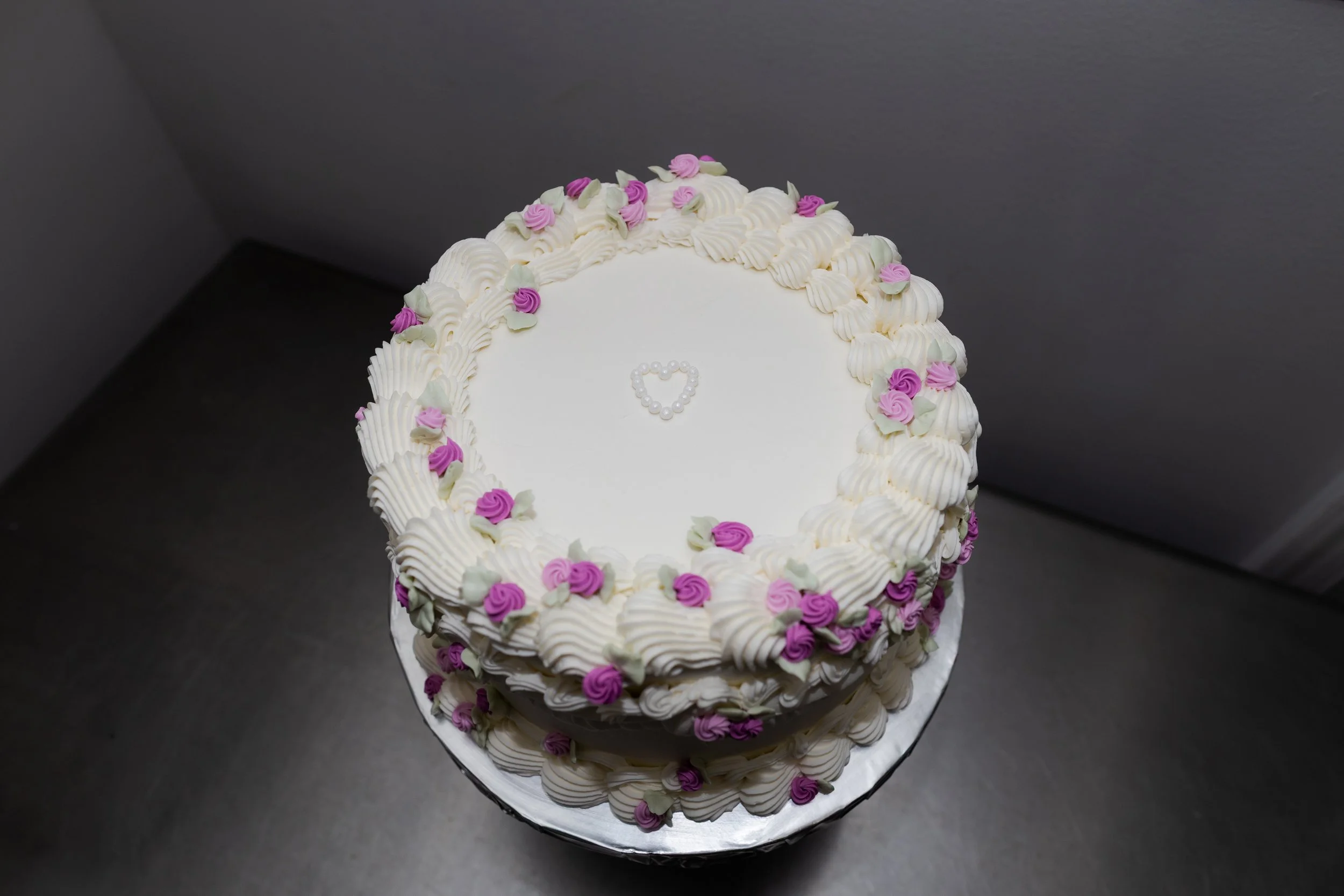 White vintage cake with light and dark pink mini roses