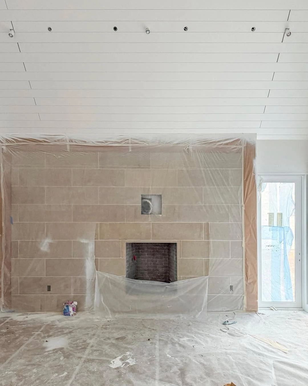 Construction In-progress
.
.
.
#studiolema #architecture #texasmodernarchitecture #residentialarchitect #archdaily #archilovers #dallastx #texashomes #moderndfw #moderndallas #shiplapceiling #cutstonefireplace #constructionsite #interiorphotography