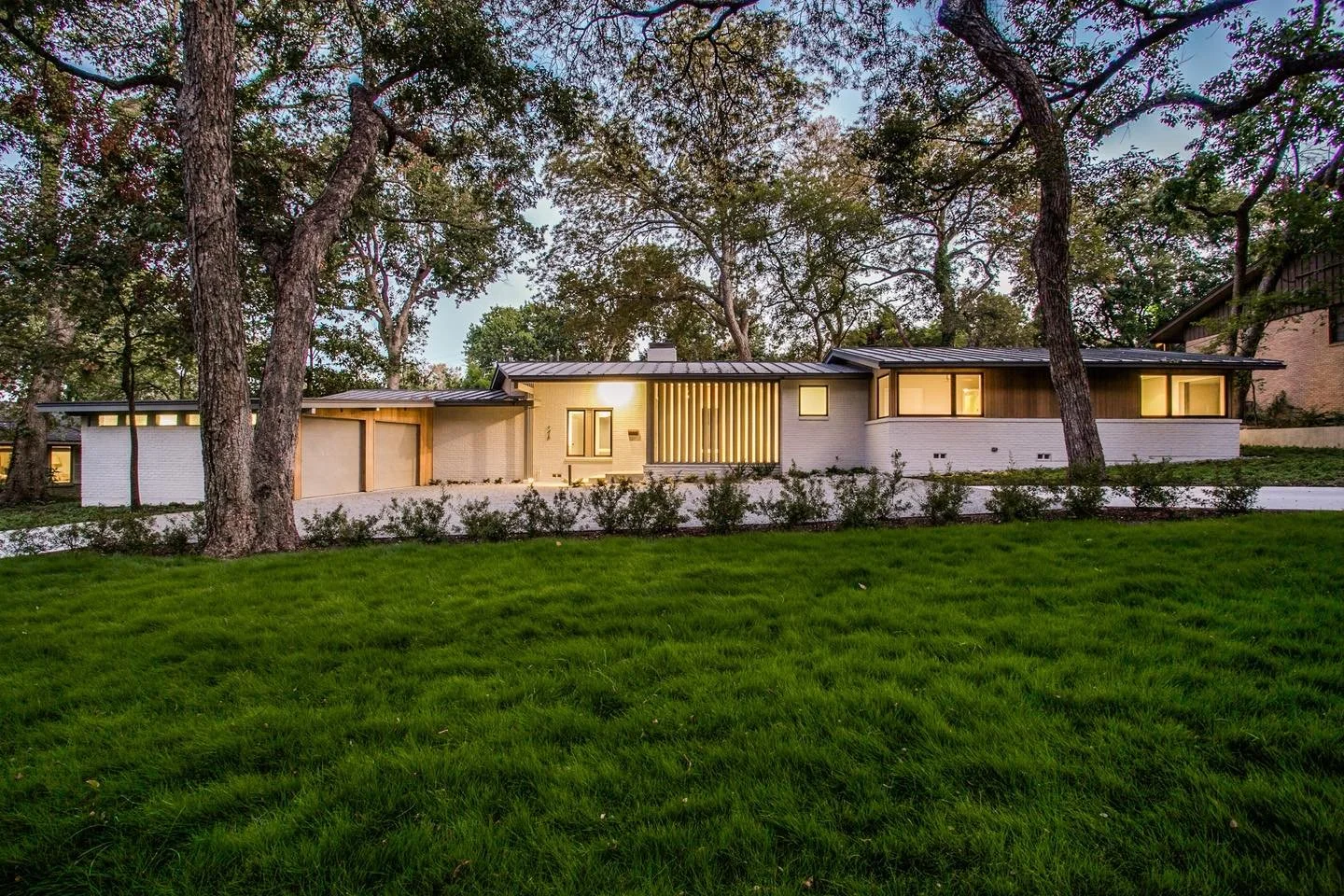 Malabar Residence
.
.
.
#studiolema #architecture #texasmodernarchitecture #residentialarchitecture #archdaily #archilovers #architecturephotography #dallastx #cornerwindow #woodslats #lowslungprofile #sitesensitivedesign