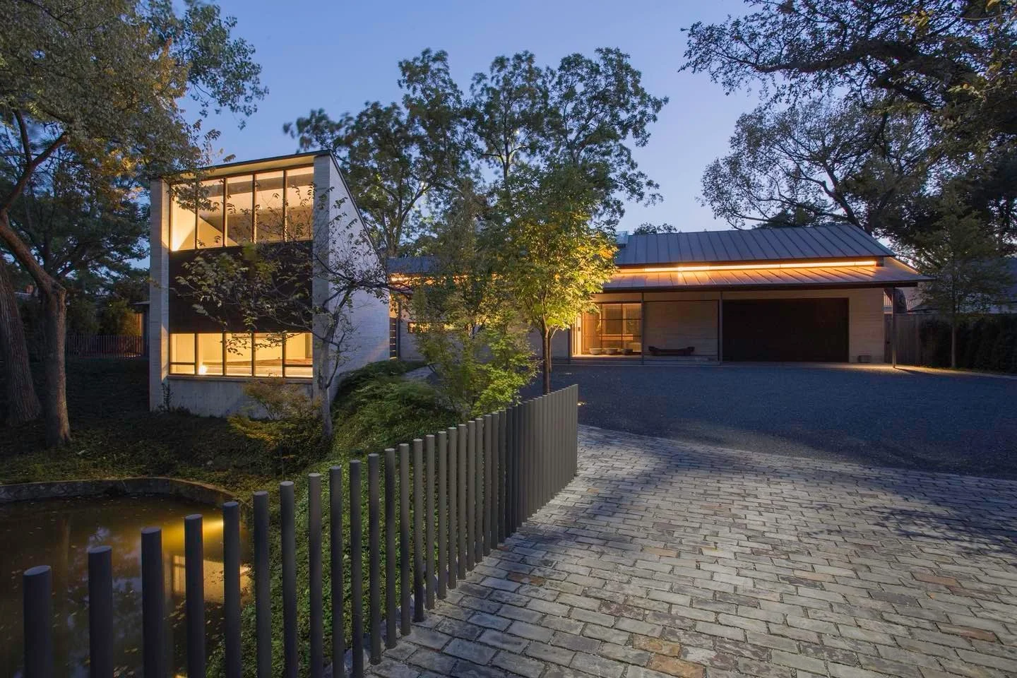First impression of Farquhar residence as entering the site 
.
.
.
#studiolema #architecture #residentialarchitecture #residentialarchitect #archdaily #archilovers #architecturephotography #dallastx #texasmodern #moderndfw #moderndallas #stonepavers 