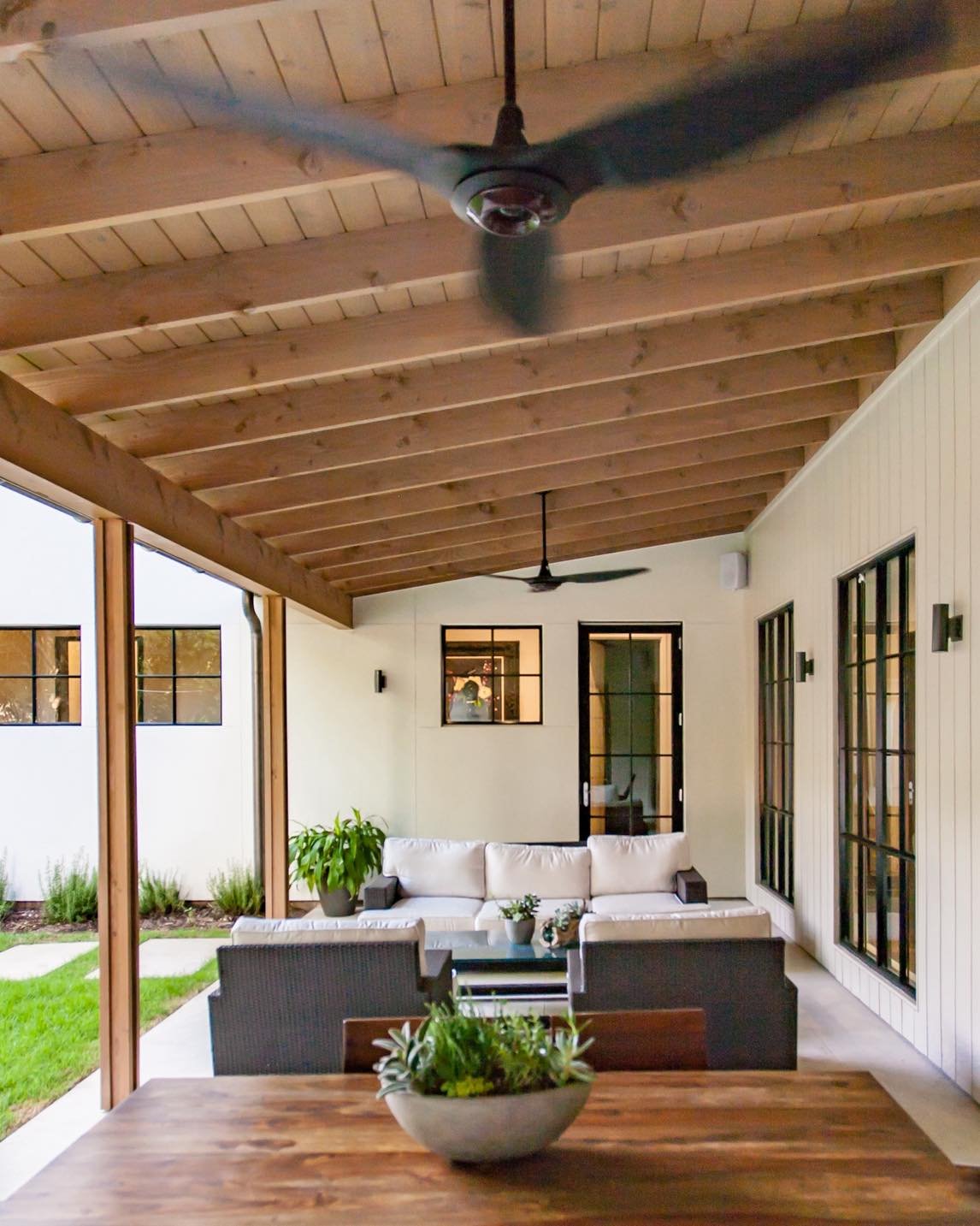 Intermediate space, connecting indoor and outdoor
.
.
.
#studiolema #architecture #texasmodernarchitecture #residentialarchitect #archdaily #archilovers #architecturephotography #dallastx #texashomes #moderndfw #moderndallas #woodenstructure #porch #