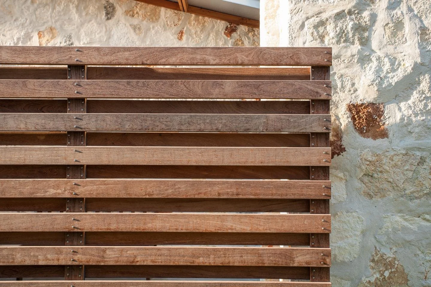 Nail Pattern
.
.
.
#studiolema #architecture #texasmodernarchitecture #residentialarchitect #archdaily #archilovers #architecturephotography #dallastx #moderndfw #moderndallas #nailpattern #texasstone #craftsmanship #detail