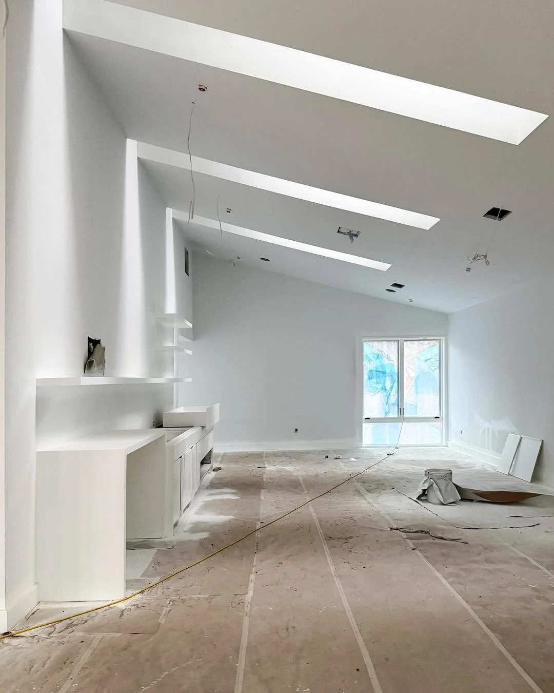 The rhythm of light defines and accentuates the spatial qualities of the room
.
.
.
#studiolema #architecture #texasmodernarchitecture #residentialarchitect #archdaily #archilovers #architecturephotography #dallastx #moderntexas #millwork #skylight #