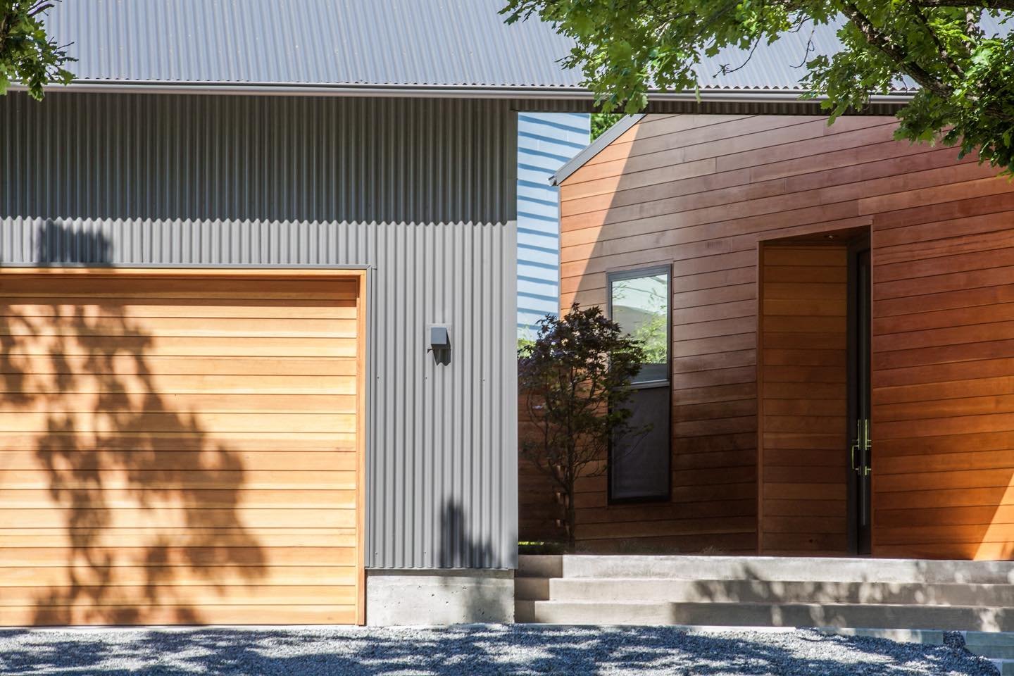 Intimate Entry Threshold
.
.
.
#studiolema #architecture #texasmodernarchitecture #residentialarchitect #archdaily #archilovers #architecturephotography #dallastx #moderndfw #moderndallas #intimatescale #woodsiding #corrugatedmetal #entryway #pausemo