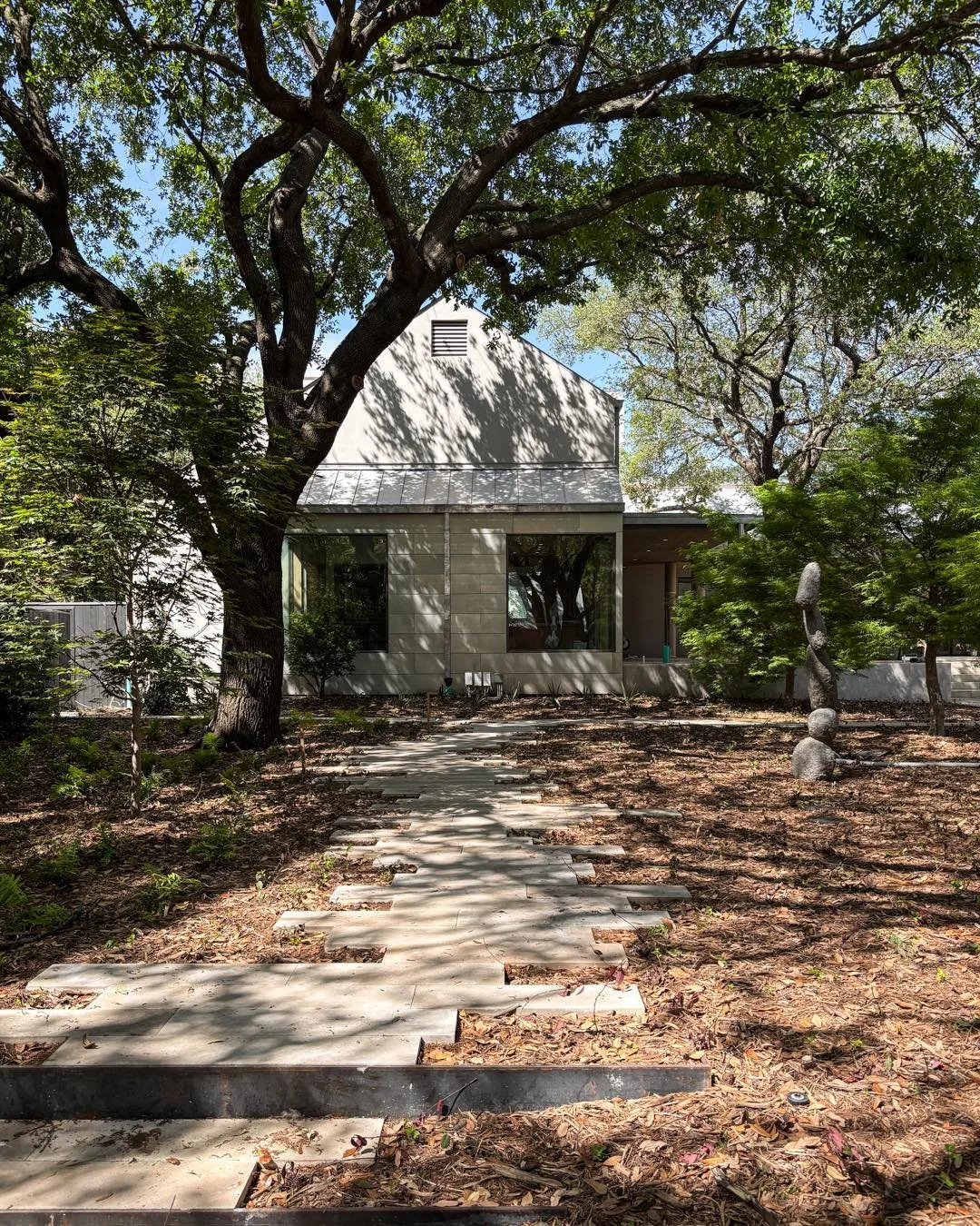 A staggered path of limestone treads leads through the dappled shadows of the tree canopy
.
.
.
#studiolema #lemaarchitecture #texasarchitecture #texasarchitect #dallasresidentialarchitect #residentialarchitect #architecturephotography #dallastx #tex
