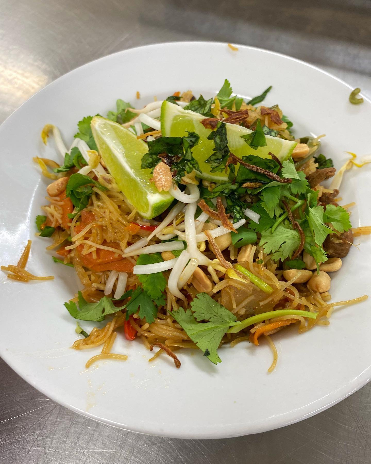 Warm Thai Beef Noodle Salad was on the lunch menu today. Another excellent dish prepared by our kitchen staff, it looks absolutely delicious! 😋 
.
.
.
.
.
.
#lunch #thaibeefsalad #noodlesalad #kitchen #cheflife #agricultureeducation #wacoa_denmark #