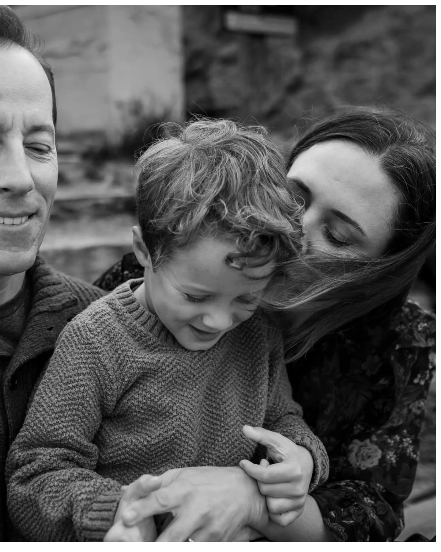 Soft morning light + that dreamy overcast fog = pure magic ✨

There&rsquo;s something so calm and intimate about sessions like this&hellip; just cozy skies and the sweetest connection unfolding naturally.

These quiet, misty mornings will always have