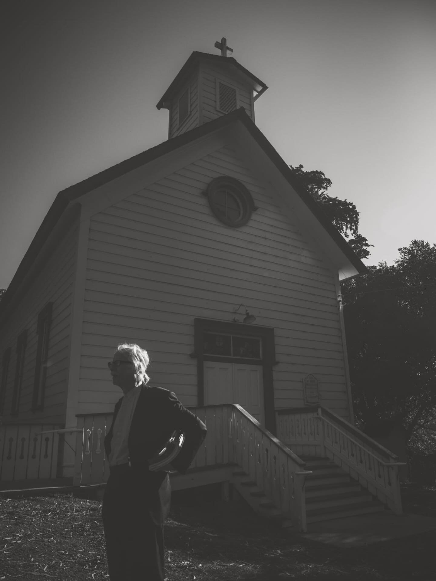 The piano player awaiting the bride