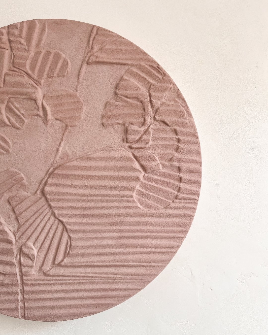 Ginkgo: a symbol of peace and vitality.

Latest mineral plaster art piece in monochrome dusty pink 💖

#plaster #artwork #textureart #texture #art #nature #serenity #inspiration #hongkongart #hongkongartist #elsajeandedieu #elsajeandedieustudio #copp