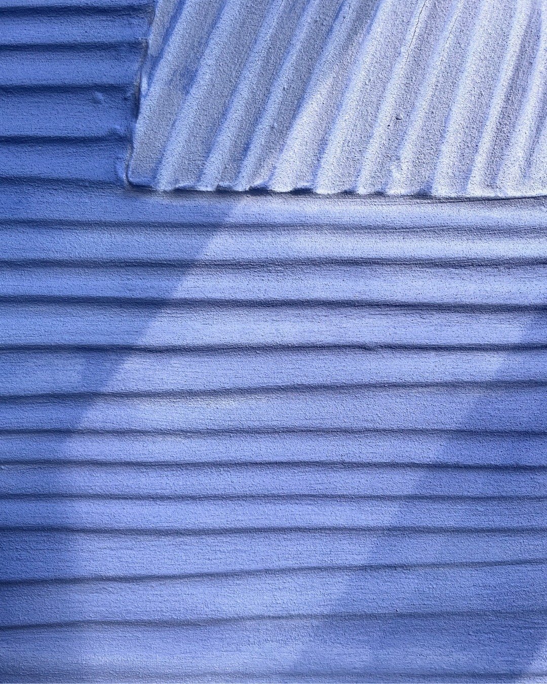 Oscillating waves in Klein Blue that echo the dynamic rhythm of the city 🌃

◾️ Urban Frequency - Royal Azure

Follow us on other platforms - X, Pinterest, Saatchi Art &amp; Artbridger as well! (Link in Bio)

#elements #plaster #artwork #textureart #
