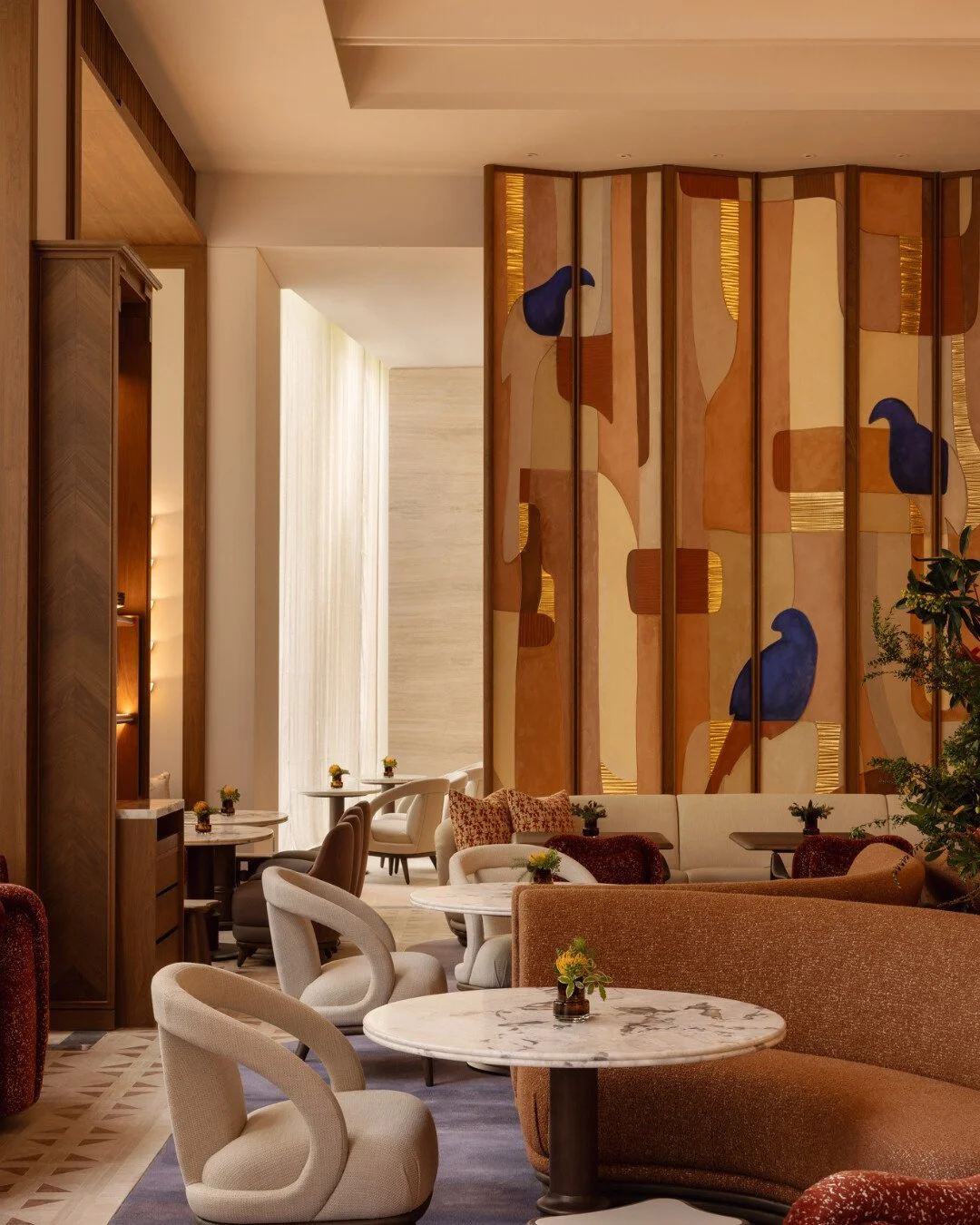 As twilight descends, Plume embraces an intimate allure, where masterfully crafted cocktails—inspired by Taipei's lush natural beauty—are served beneath the gentle glow of artistic lighting.當夜幕低垂,鵲羽軒綻放出私密魅.jpg