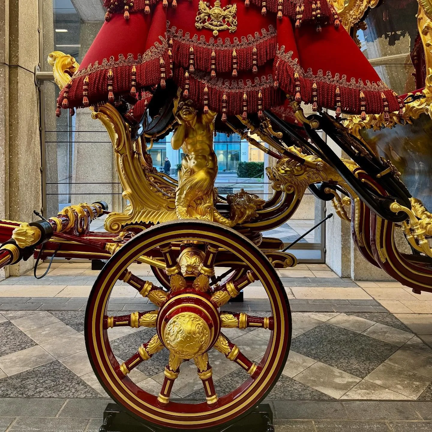 Details from the golden State Coach, which arrived at Guildhall this week βοΈ
In use since 1757, it’s the oldest ceremonial vehicle in the world. In two weeks’ time, Dame Susan Langley will step inside when she becomes the new Lady Mayor
