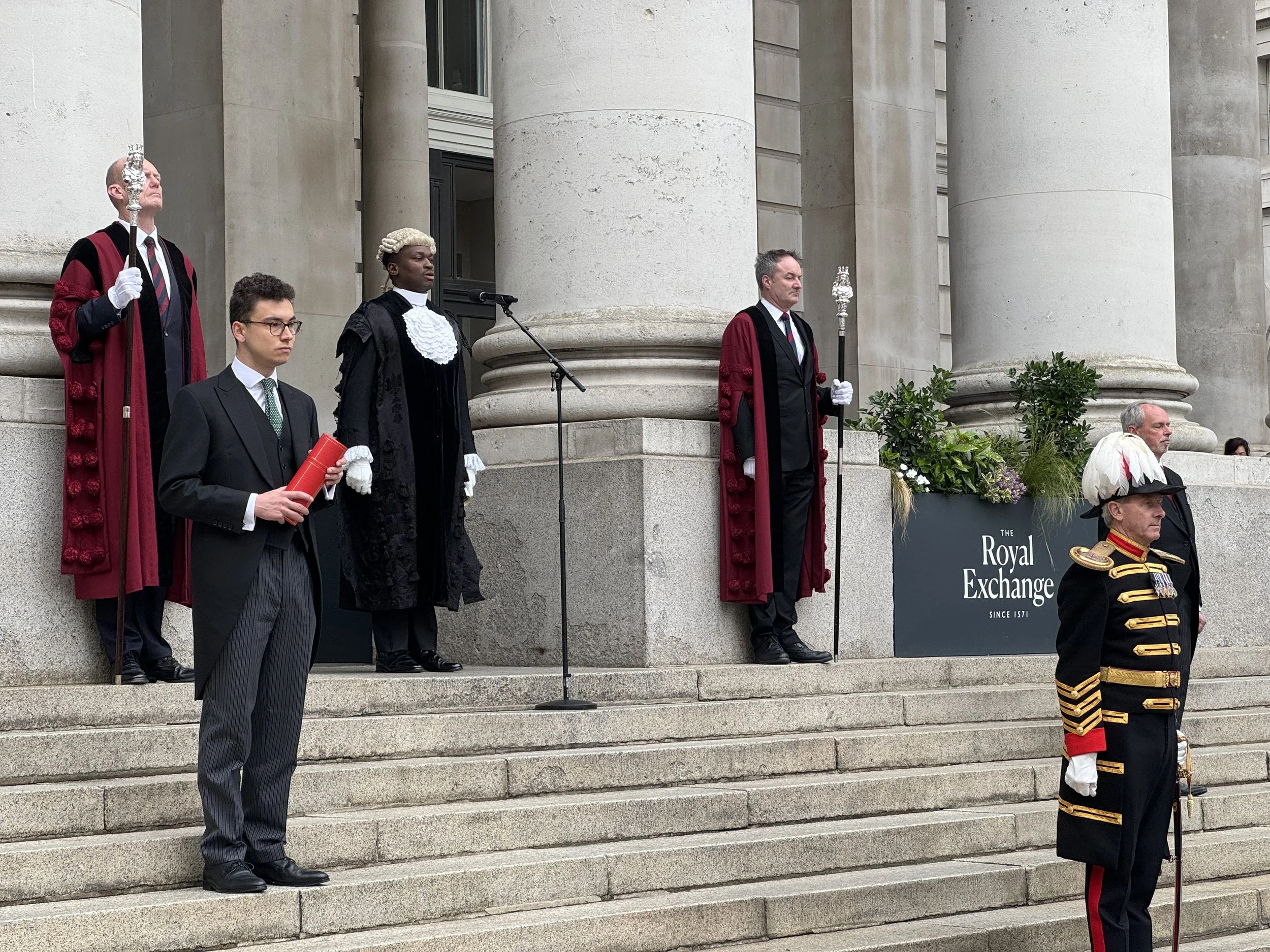 The Common Cryer proclaims the dissolution of Parliament on the steps of The Royal Exchange